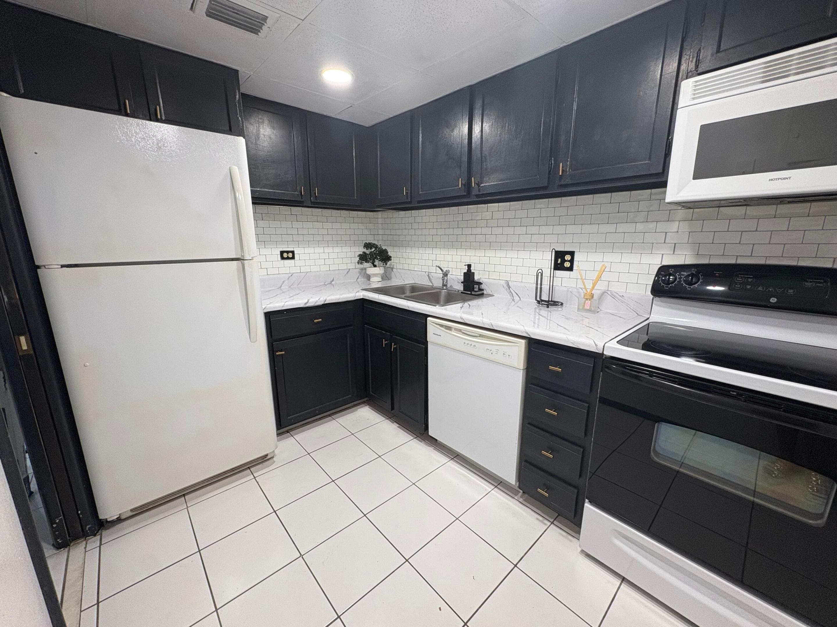 3660 Inverrary Drive 1b Property Photo 7