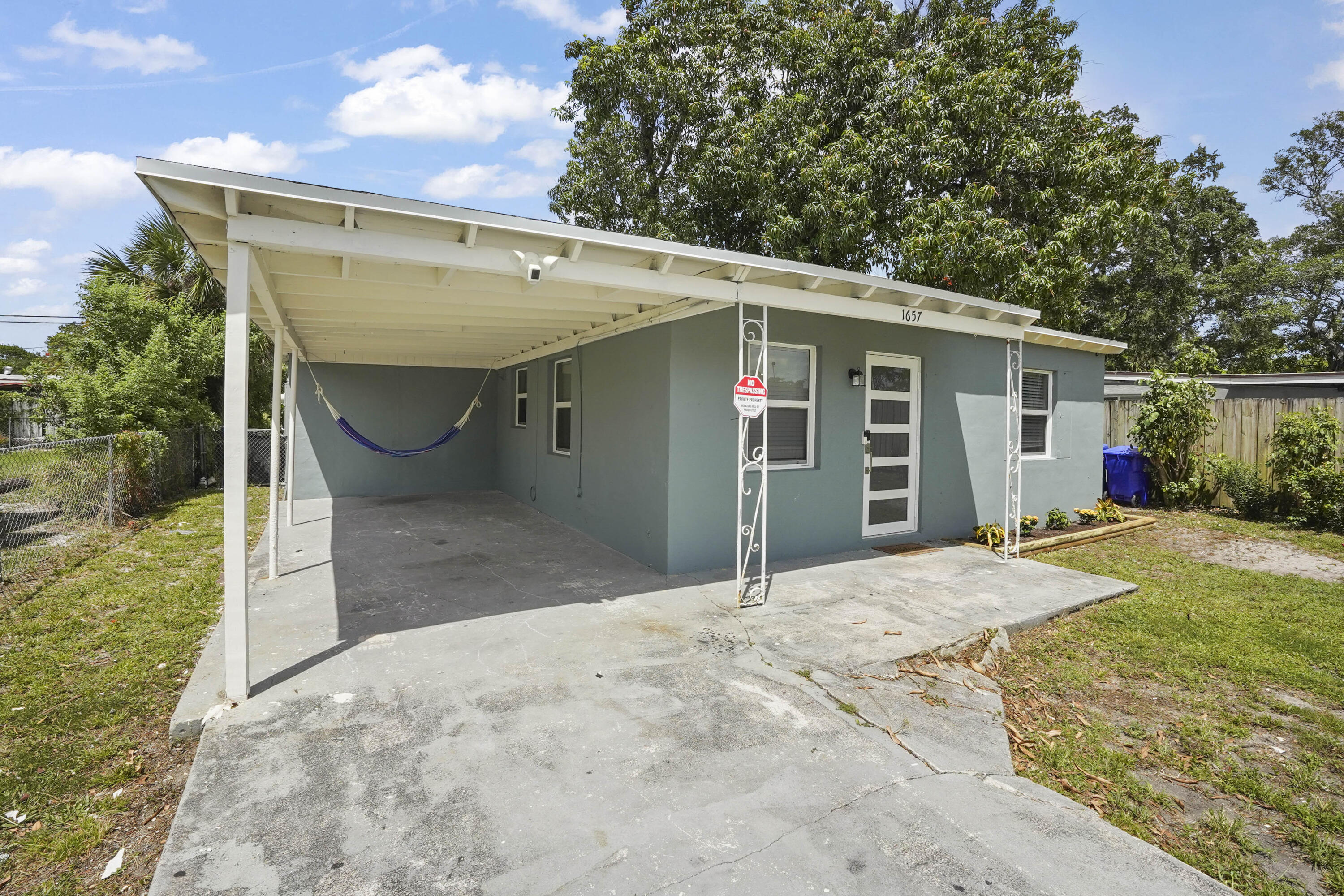 1657 Lauderdale Manor Drive Property Photo 2
