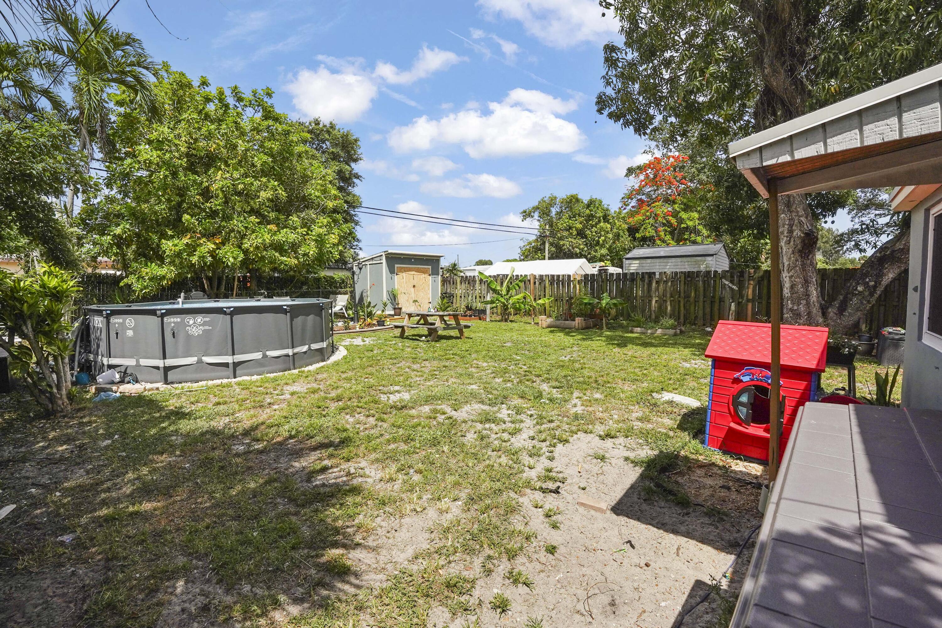 1657 Lauderdale Manor Drive Property Photo 14
