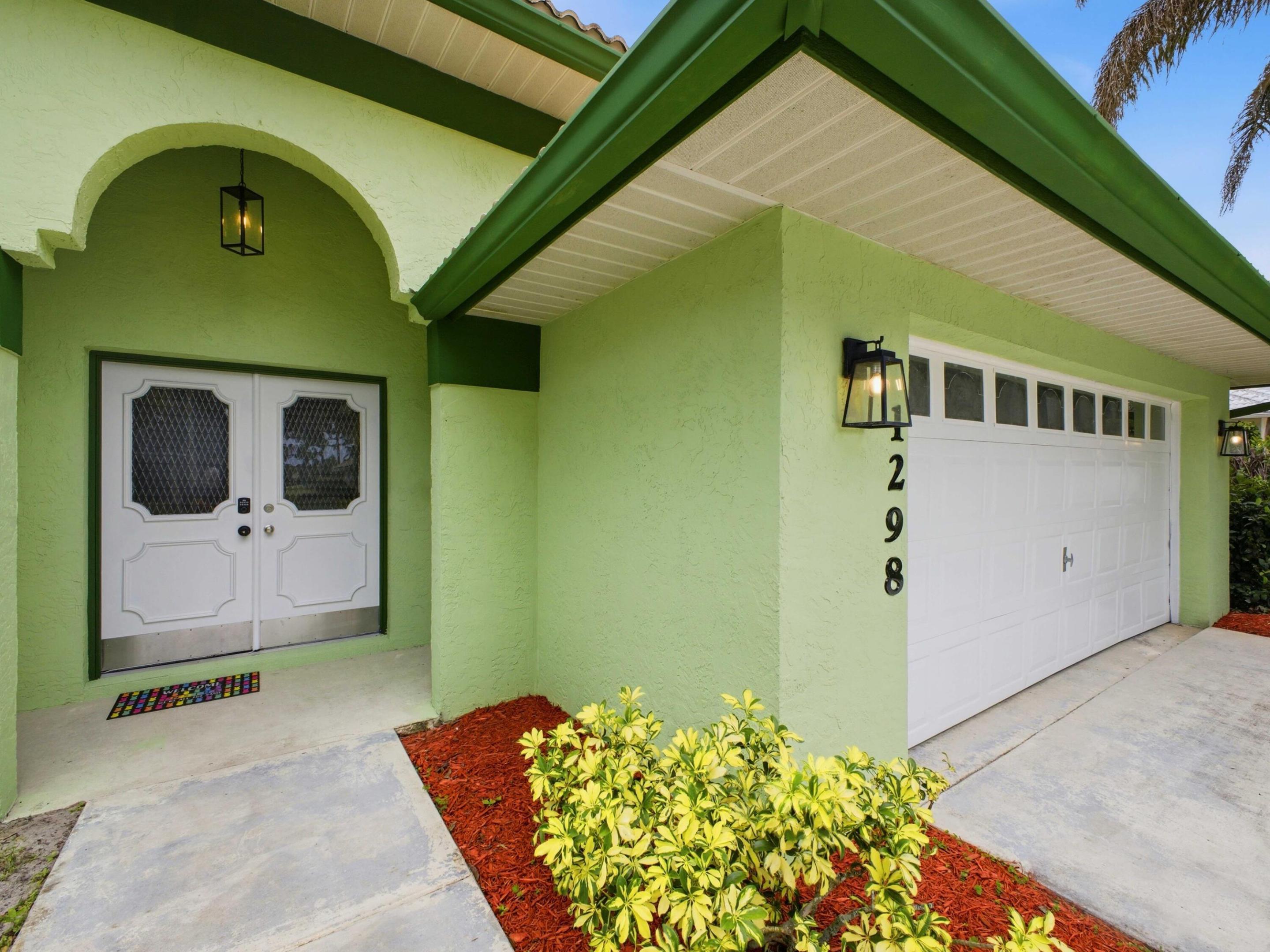 1298 Sw Cedar Cove Property Photo 3