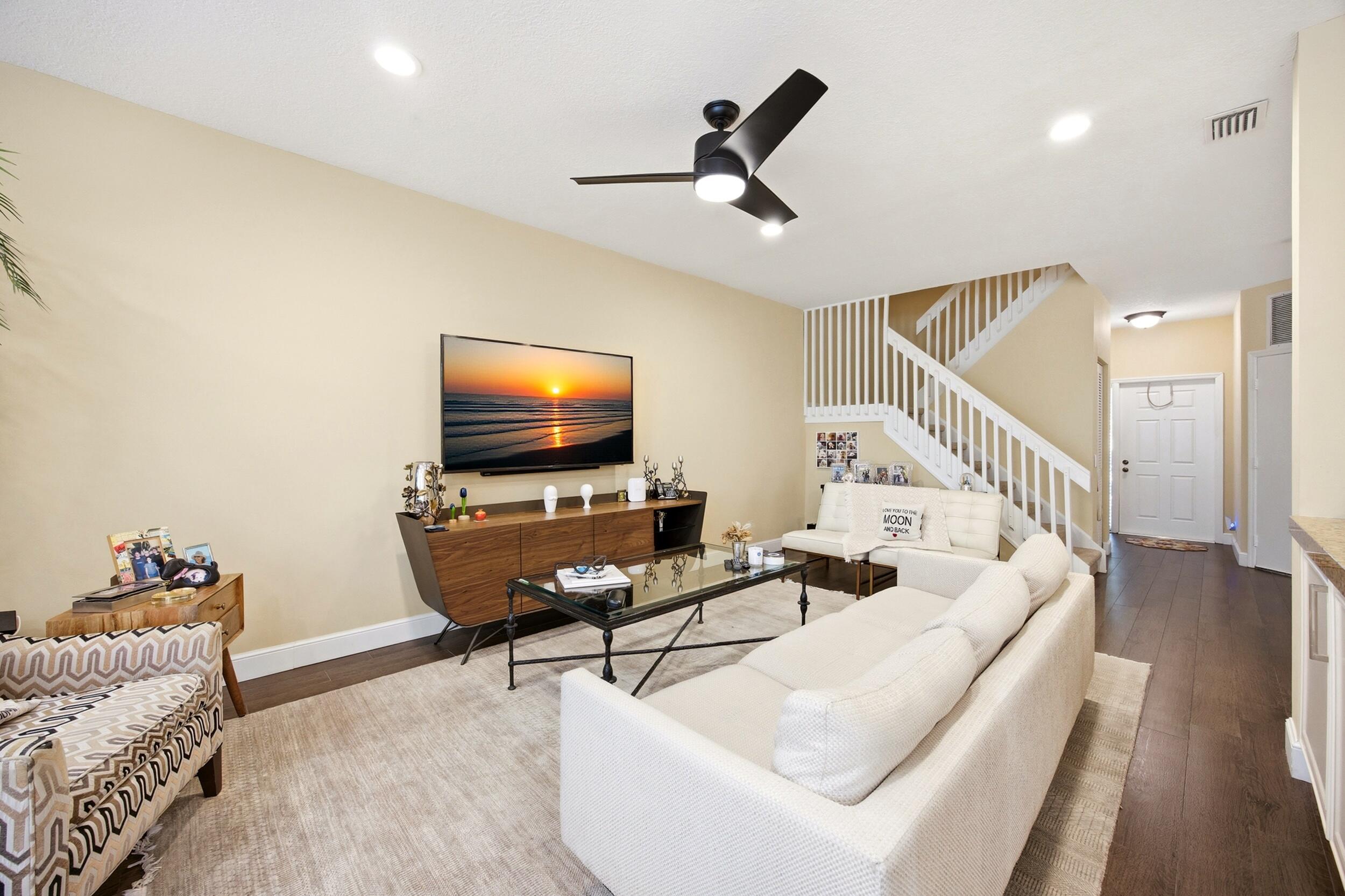 6738 Via Regina Property Photo 8