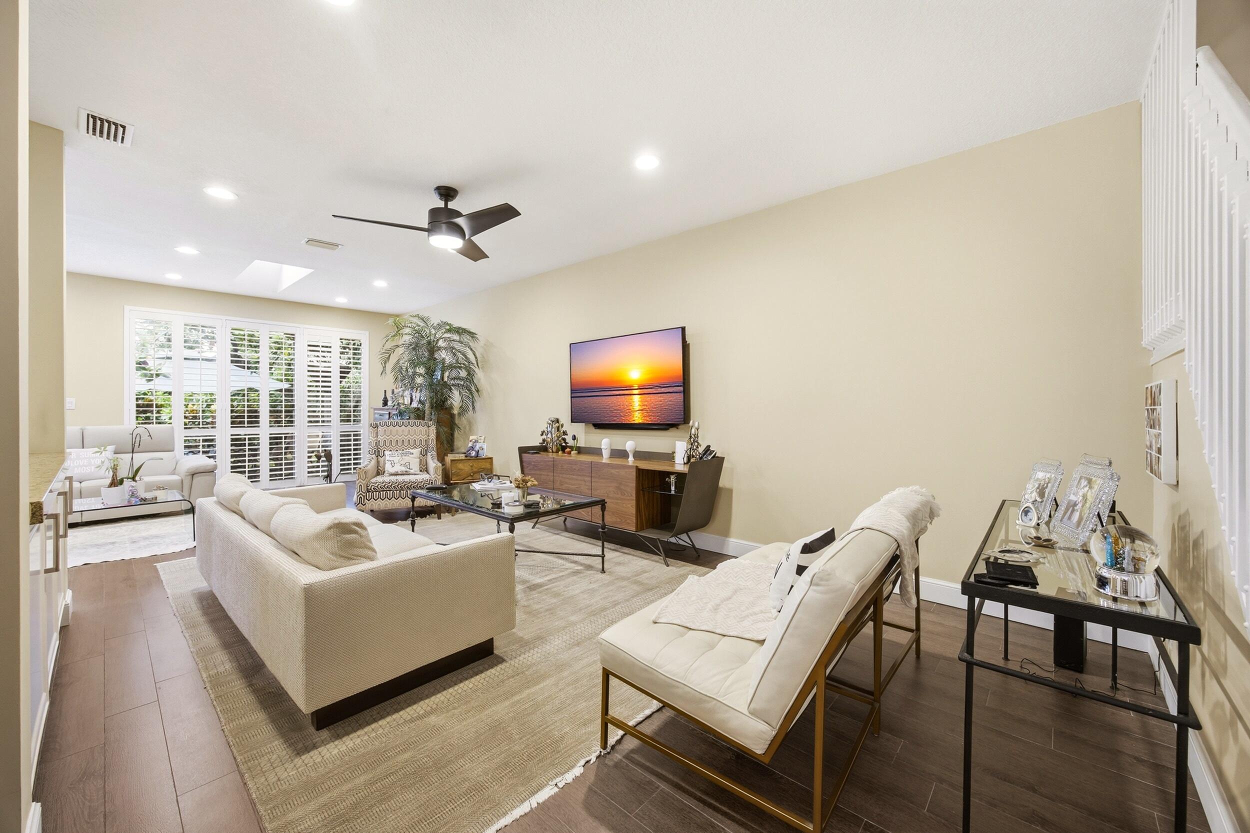 6738 Via Regina Property Photo 9