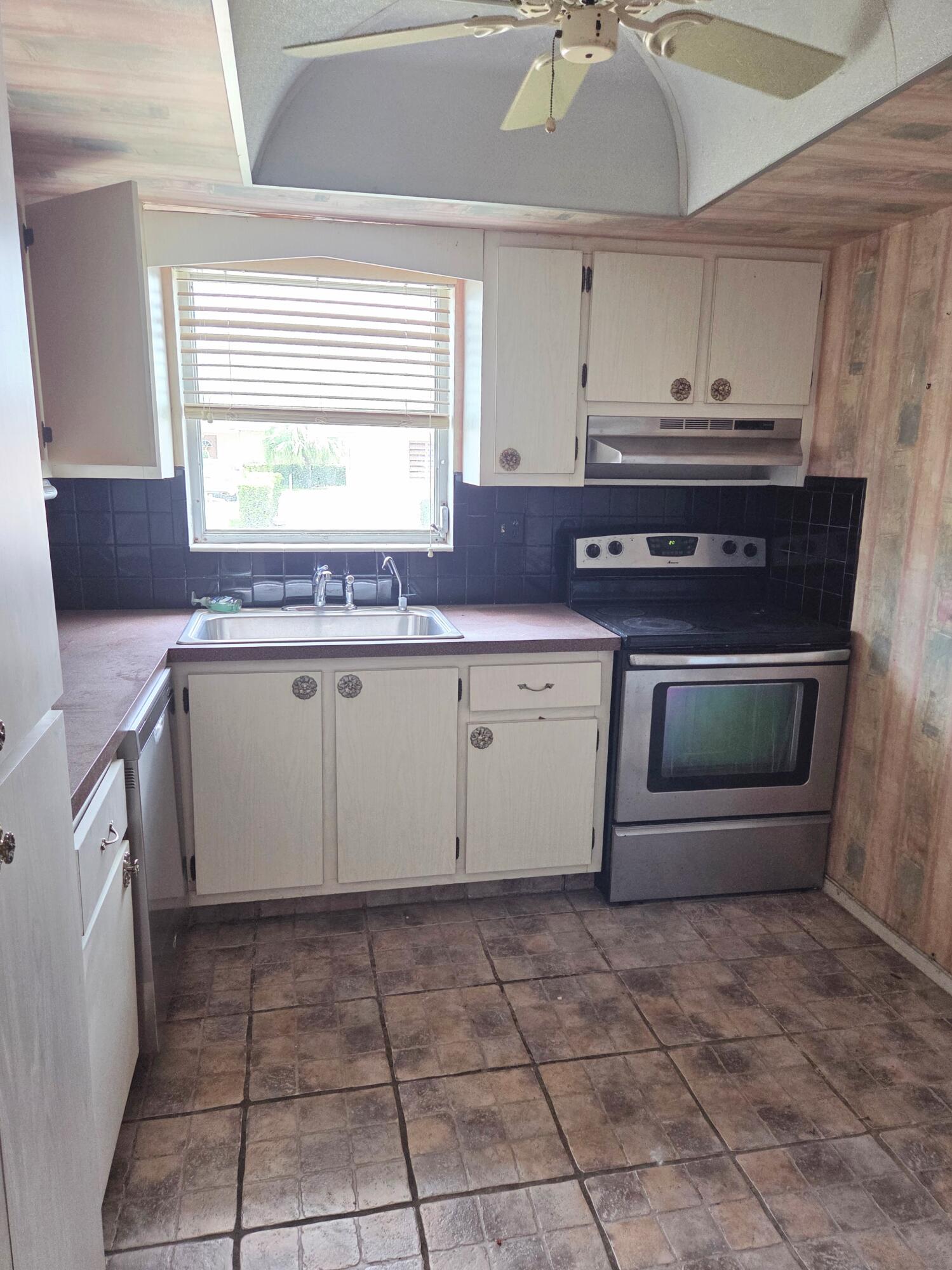 2703 Dudley Drive W Unit E Property Photo 3
