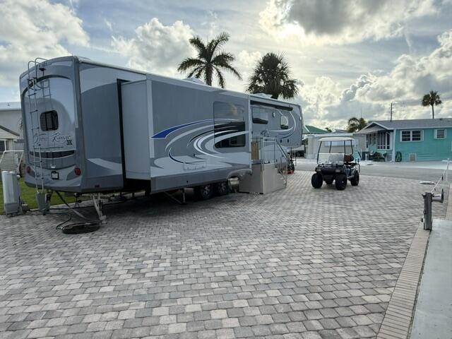 883 Nettles Boulevard Property Photo 1