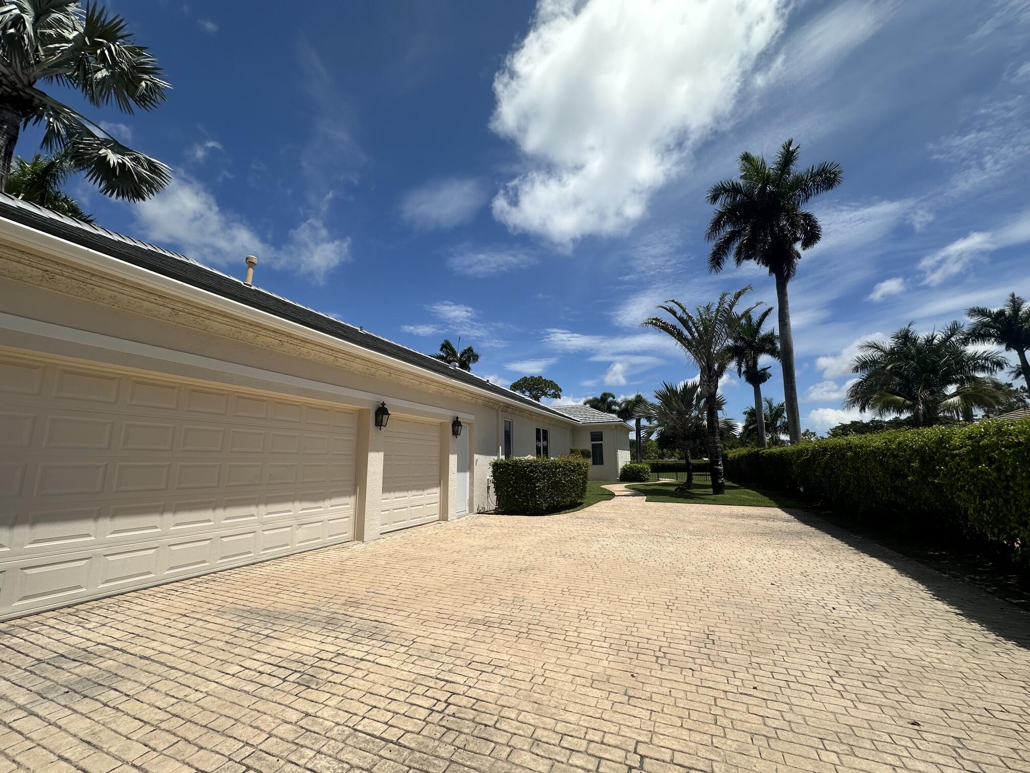 645 Atlantis Estates Way Property Photo 4