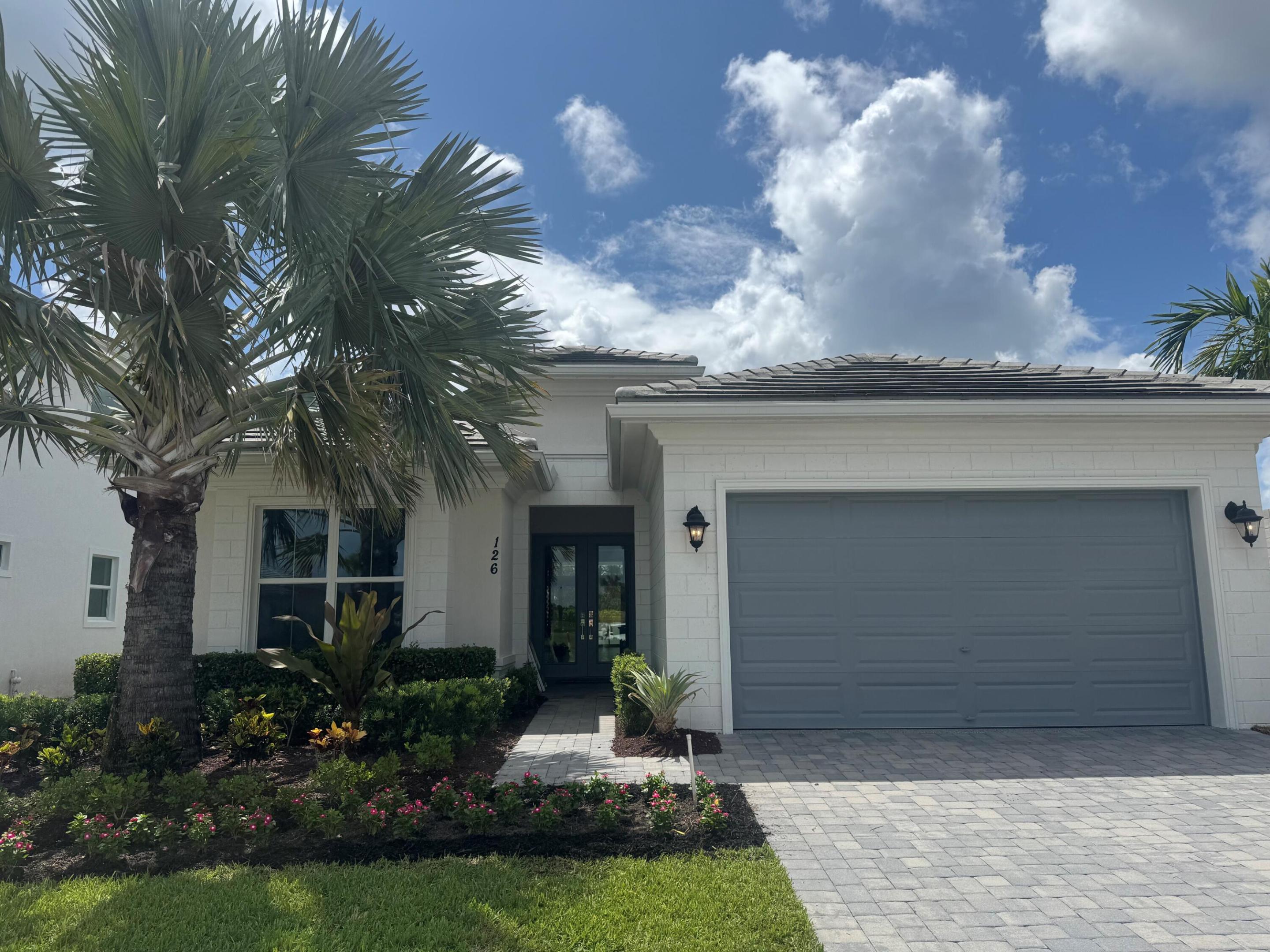 126 SE Calmo Circle Property Photo 1