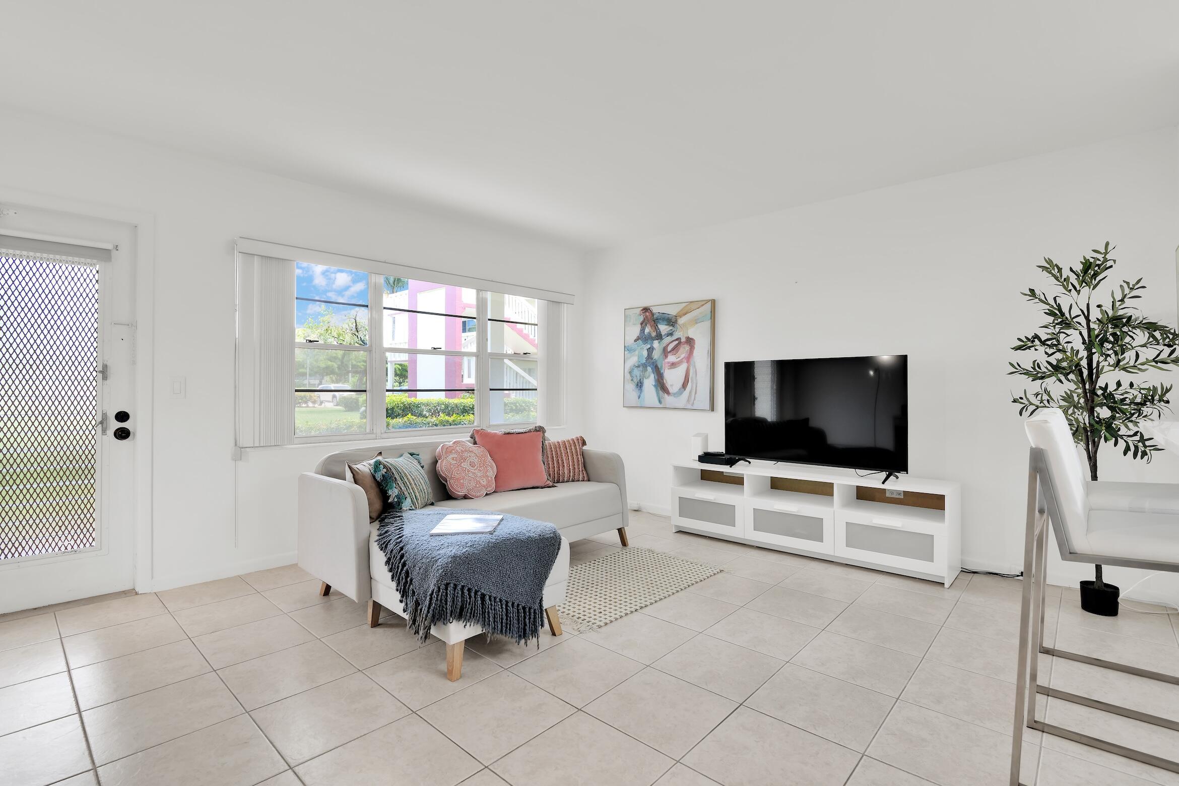 175 Fanshaw E Property Photo 6