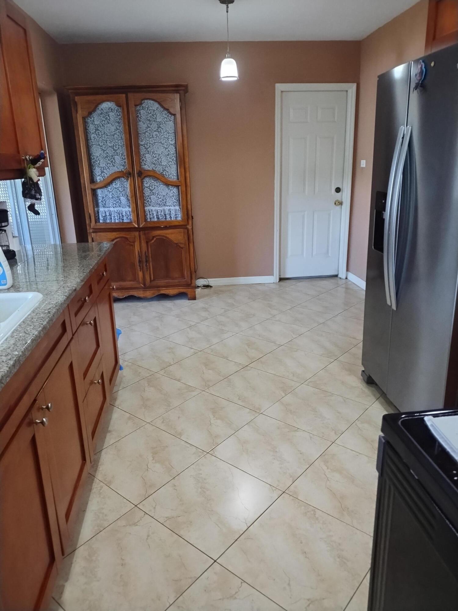6810 Nw 75th Street Property Photo 9