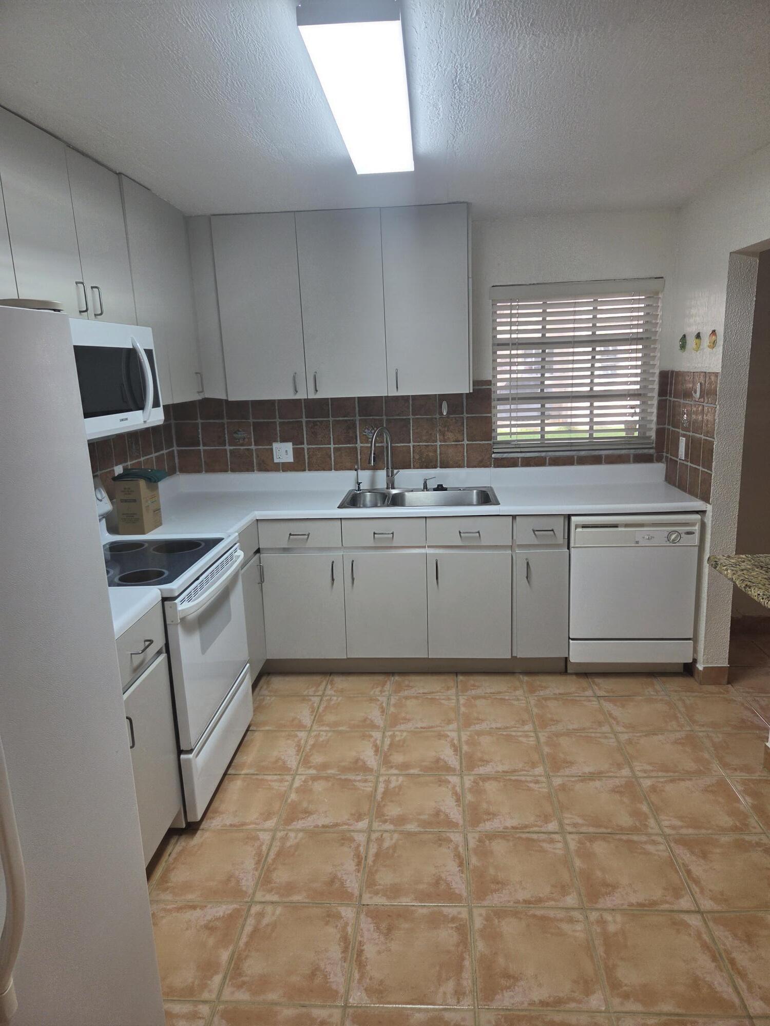 3062 Riverside Drive 4f Property Photo 4