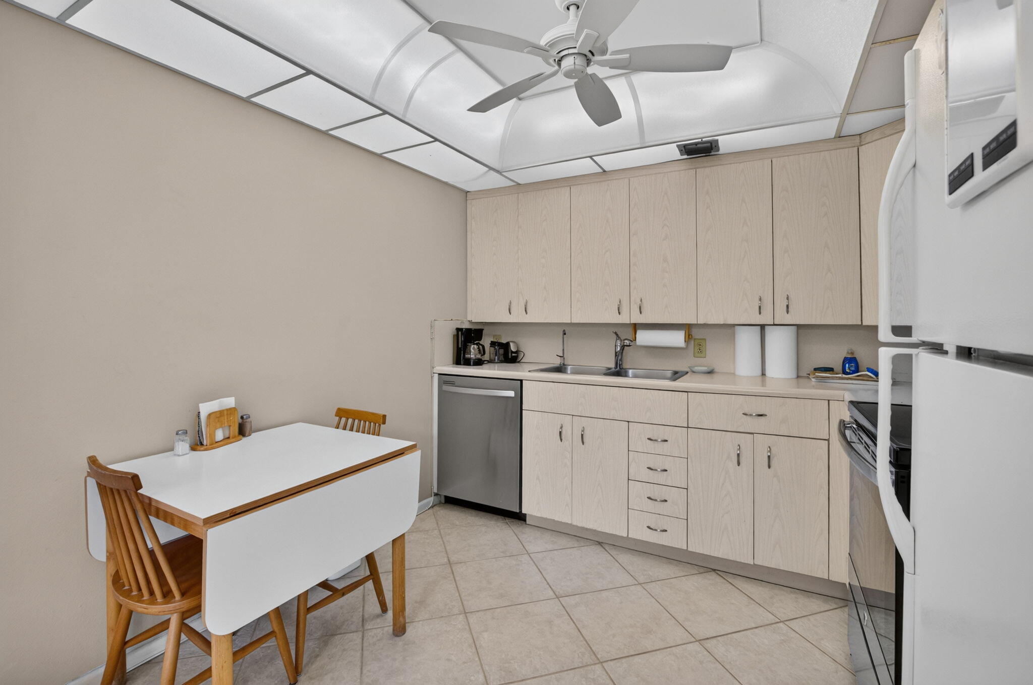 3018 Ainslie B Property Photo 8