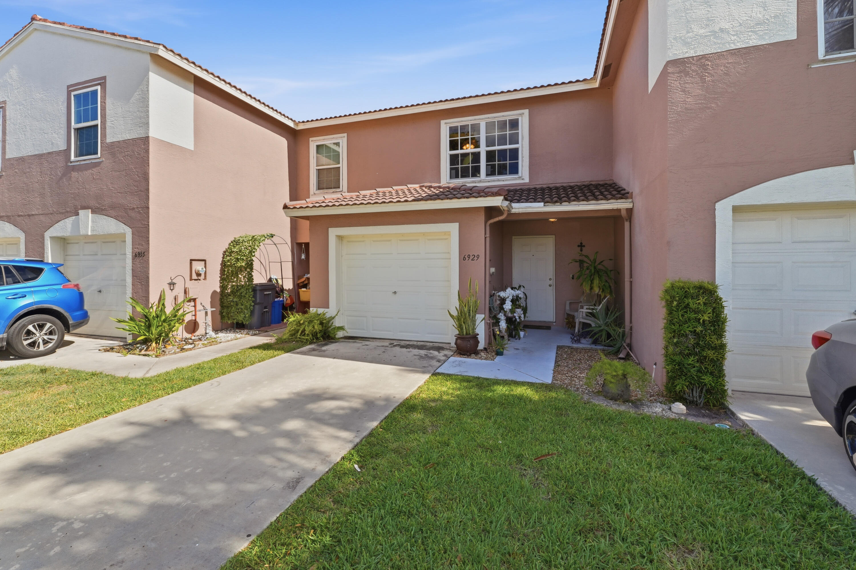6929 Willow Creek Run Property Photo 3