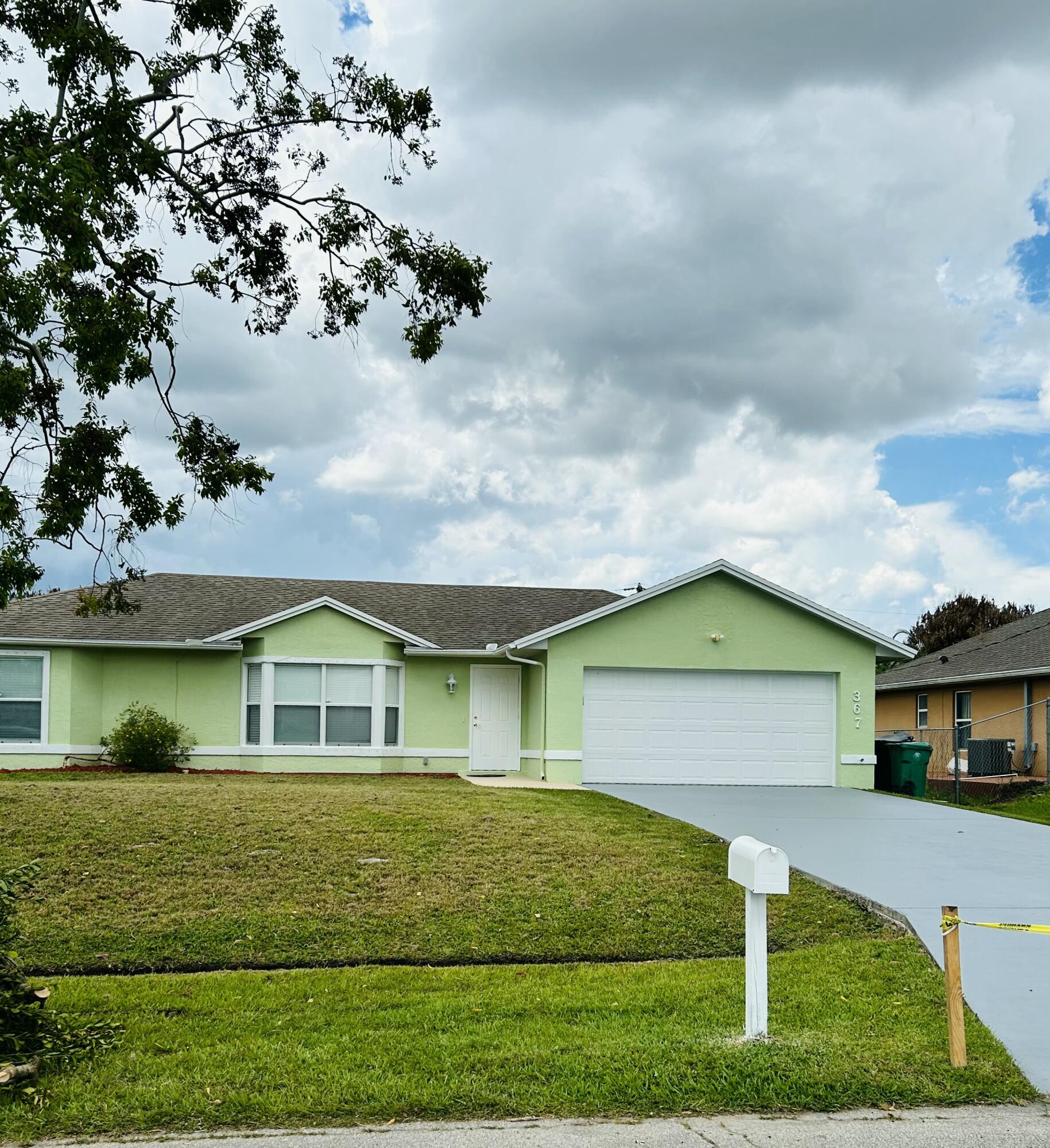 367 SW Donna Terrace Property Photo 1