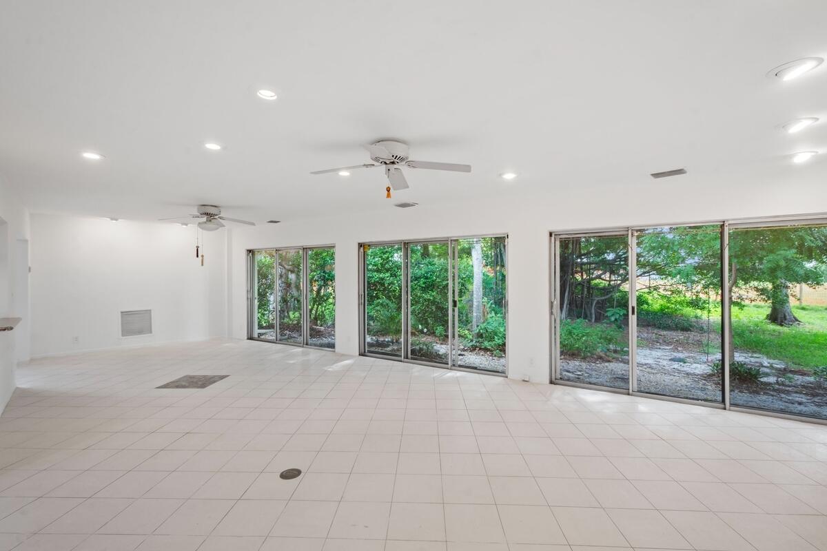 4704 Queen Palm Lane Property Photo 3
