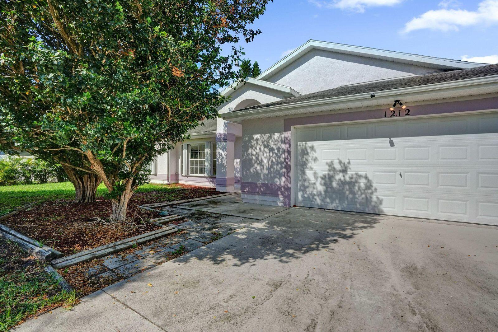 1212 Se Petunia Avenue Property Photo 3