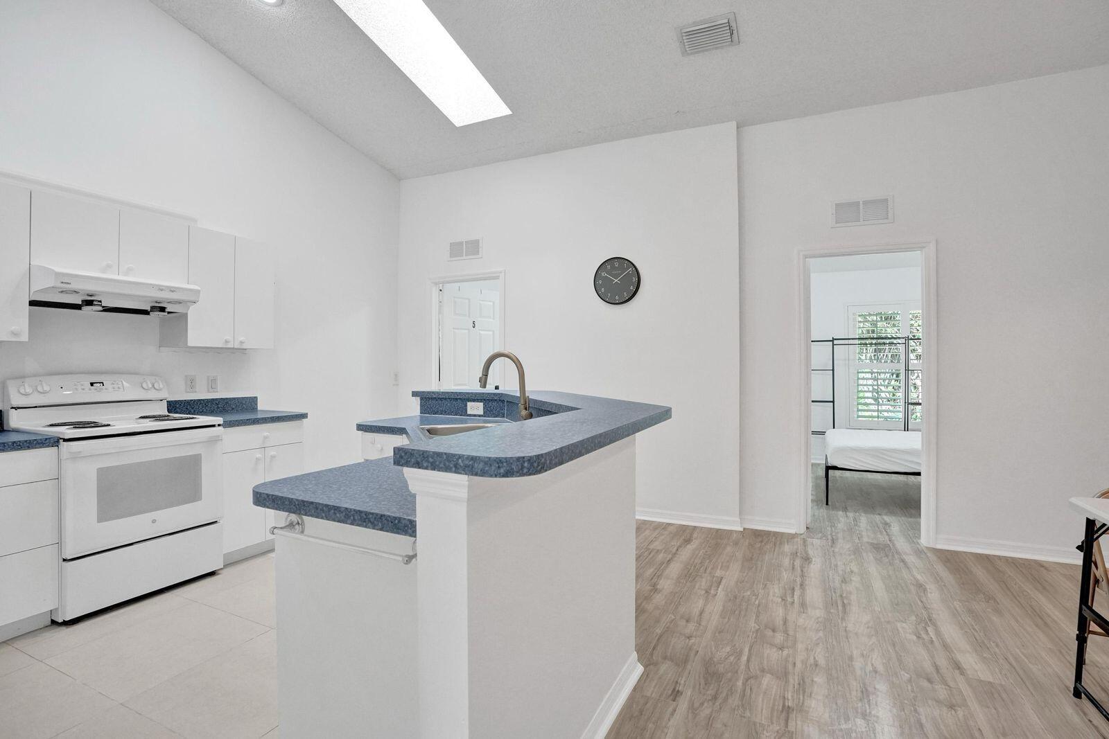 1212 Se Petunia Avenue Property Photo 4