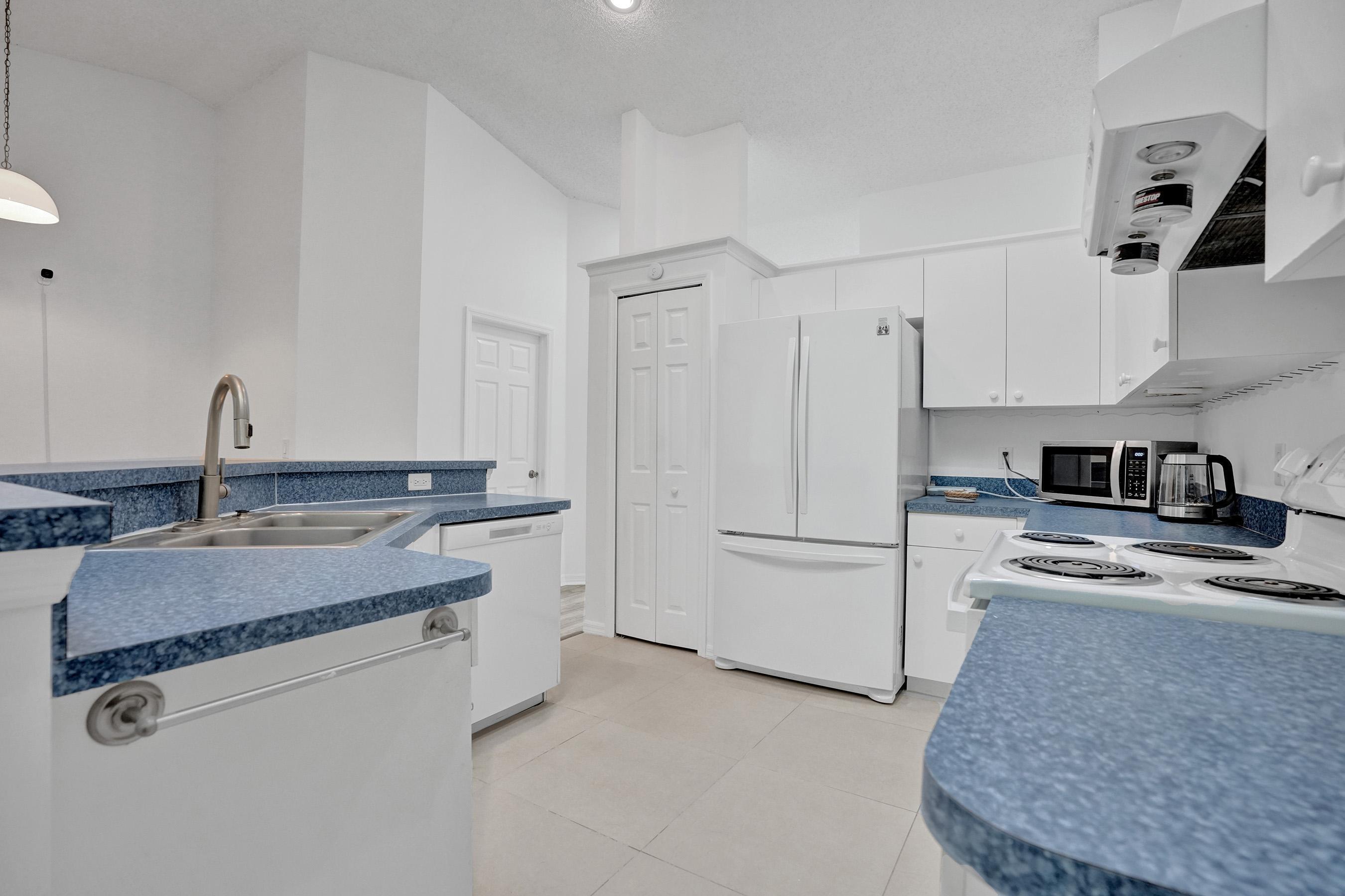 1212 Se Petunia Avenue Property Photo 5