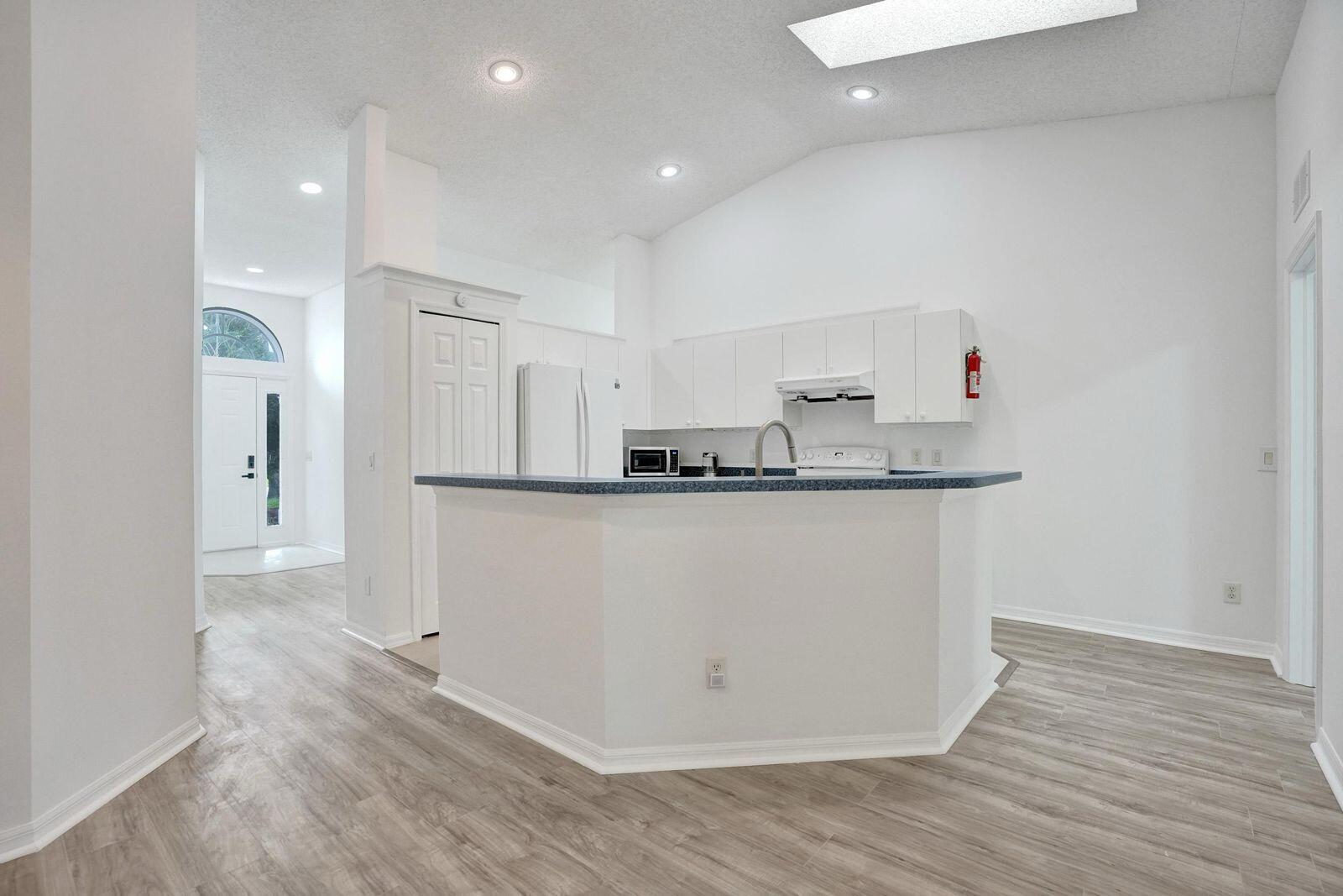 1212 Se Petunia Avenue Property Photo 6