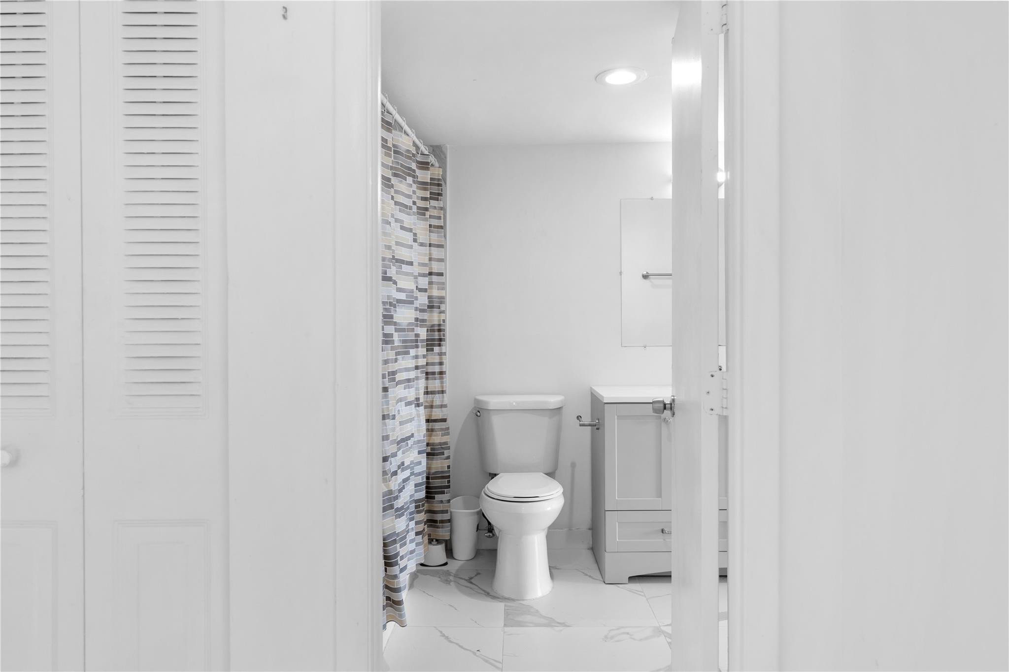 4164 Inverrary Drive 412 Property Photo 8