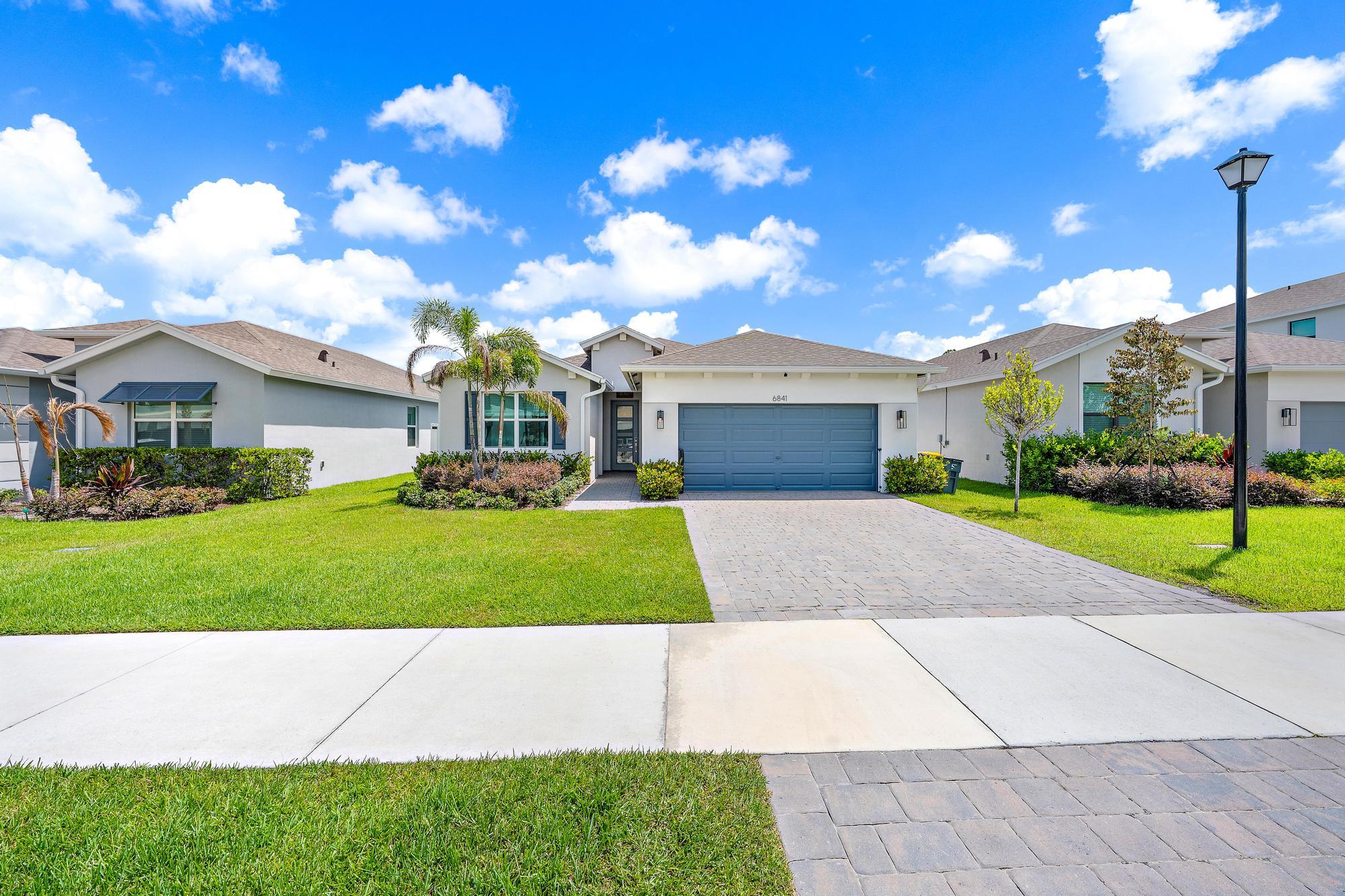 6841 SE Pk Trce Drive Property Photo 1
