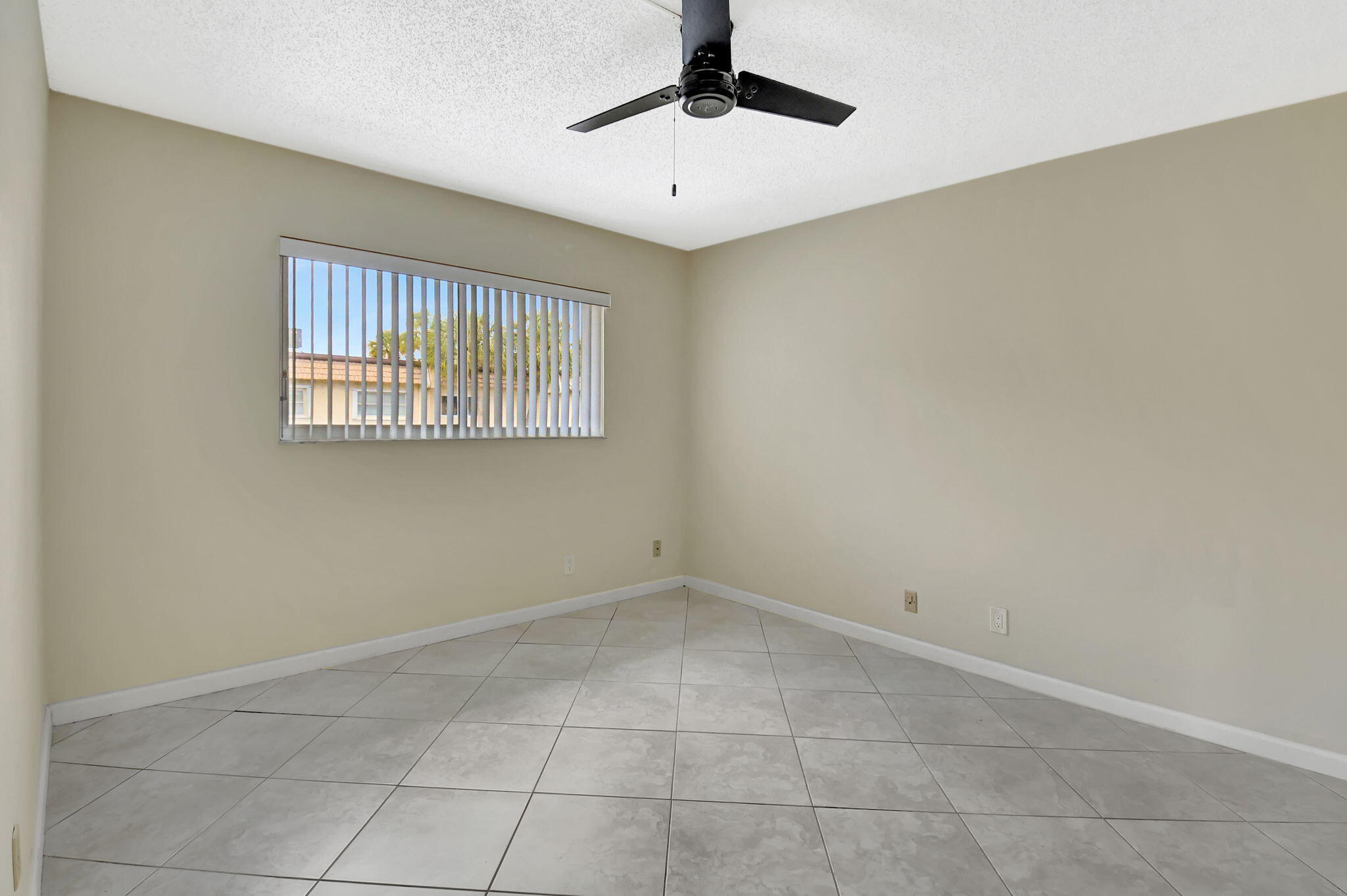 638 Snug Harbor Drive E11 Property Photo 23