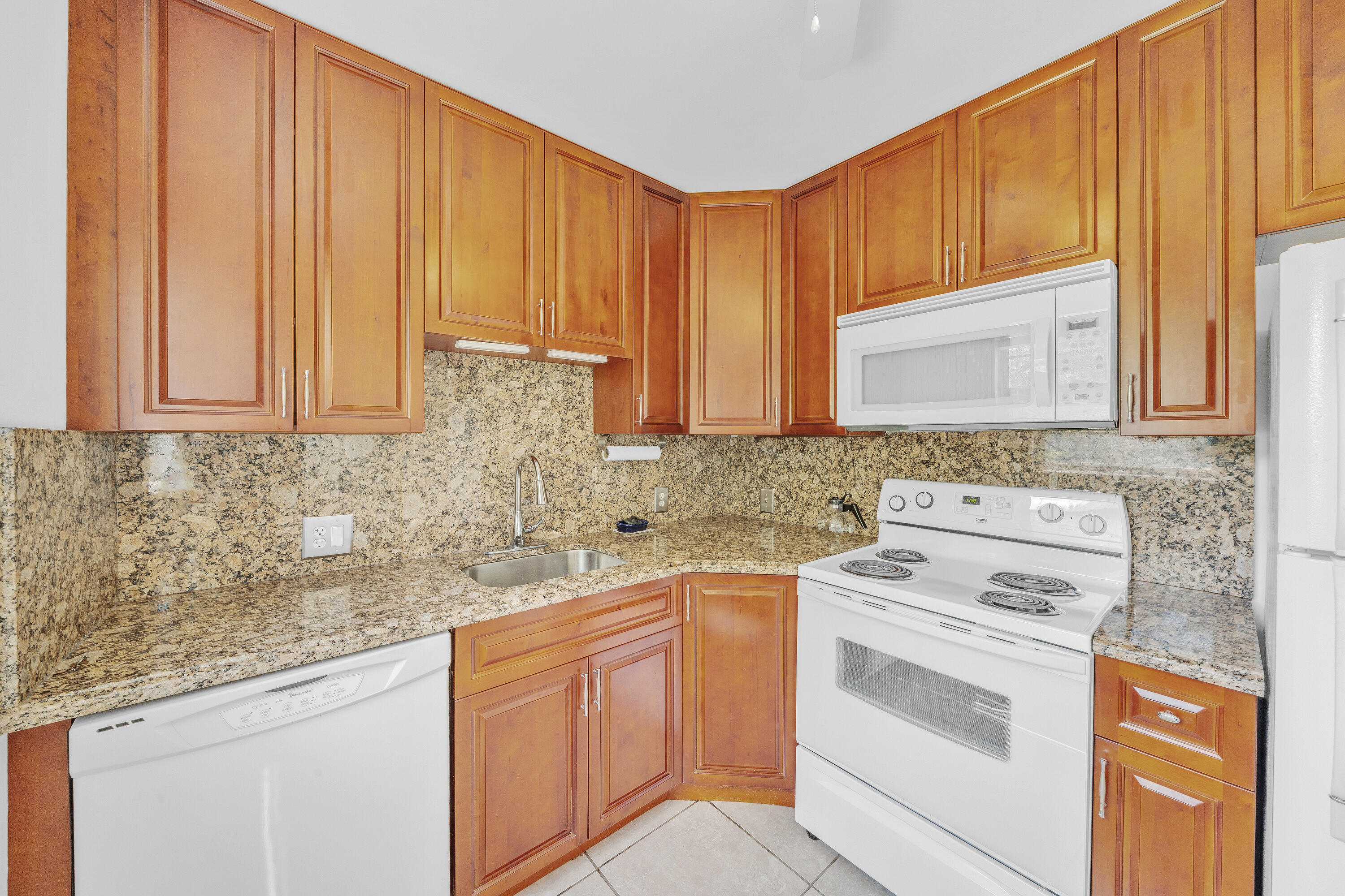 169 Suffolk E Property Photo 6