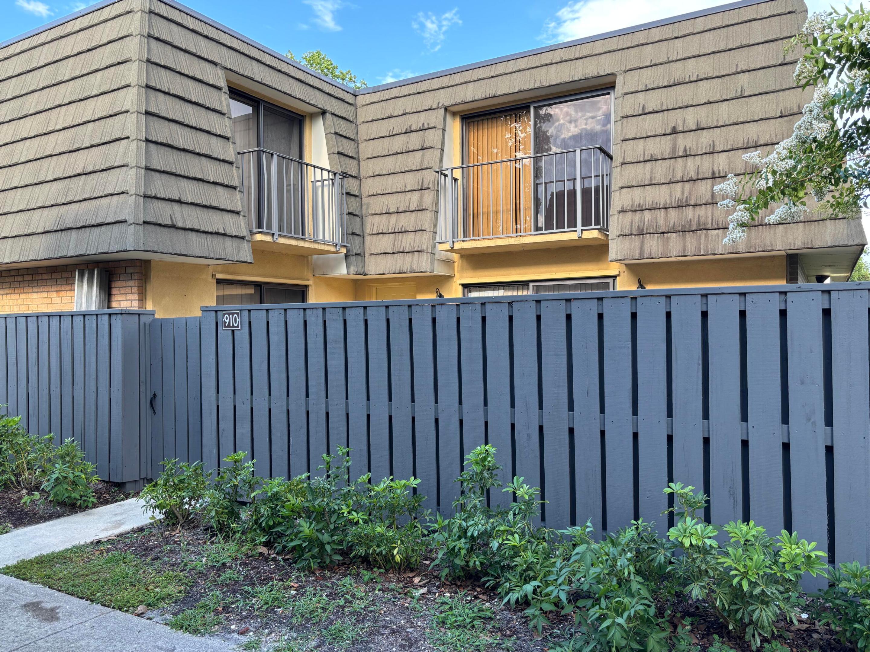 910 9th Way Property Photo 1