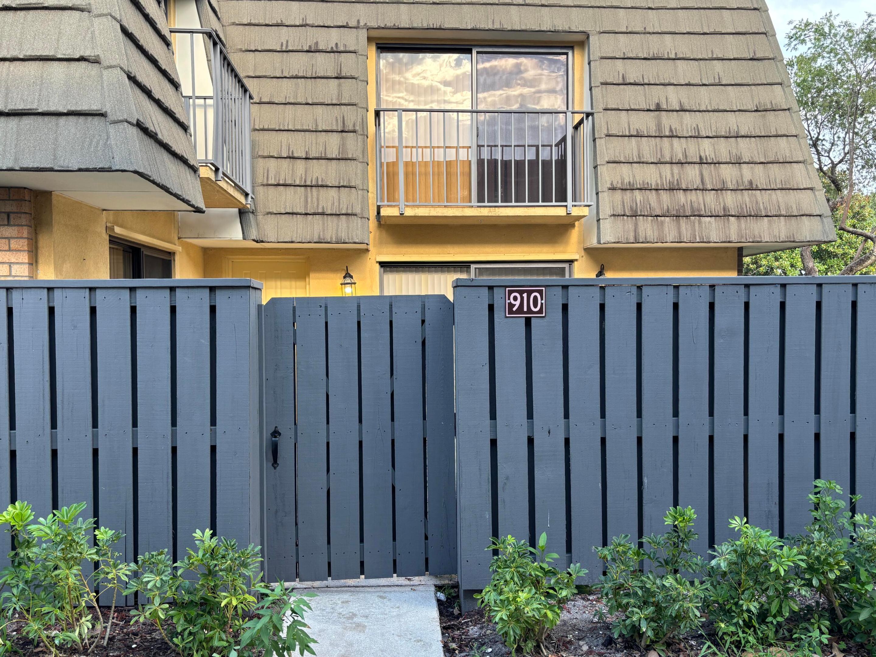 910 9th Way Property Photo 2