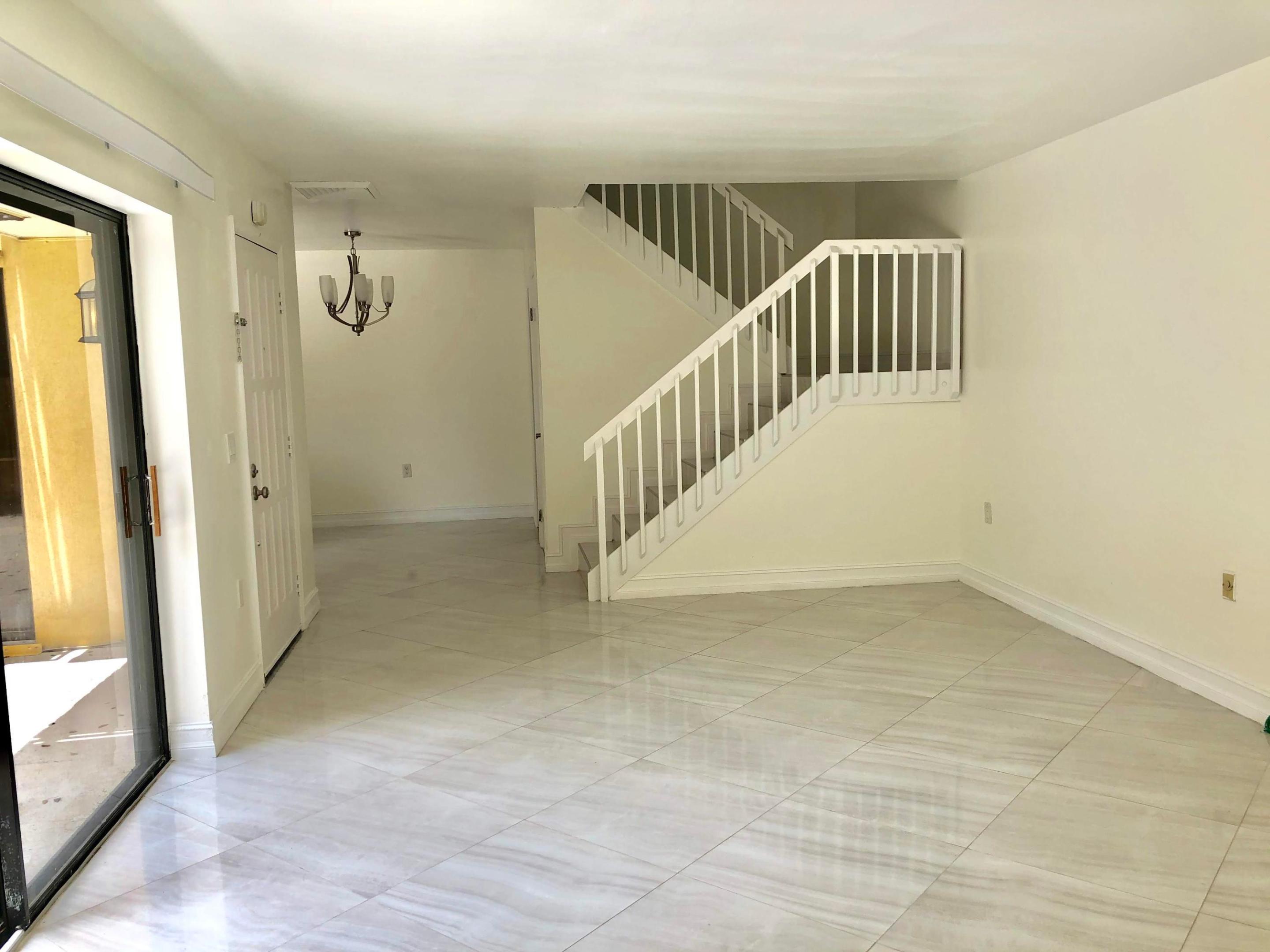 910 9th Way Property Photo 4