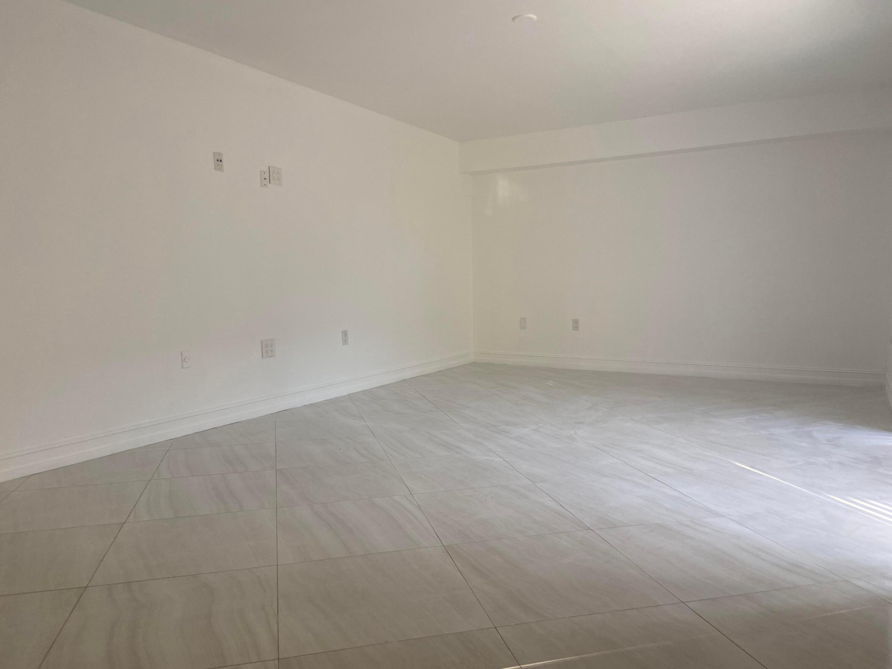 910 9th Way Property Photo 5