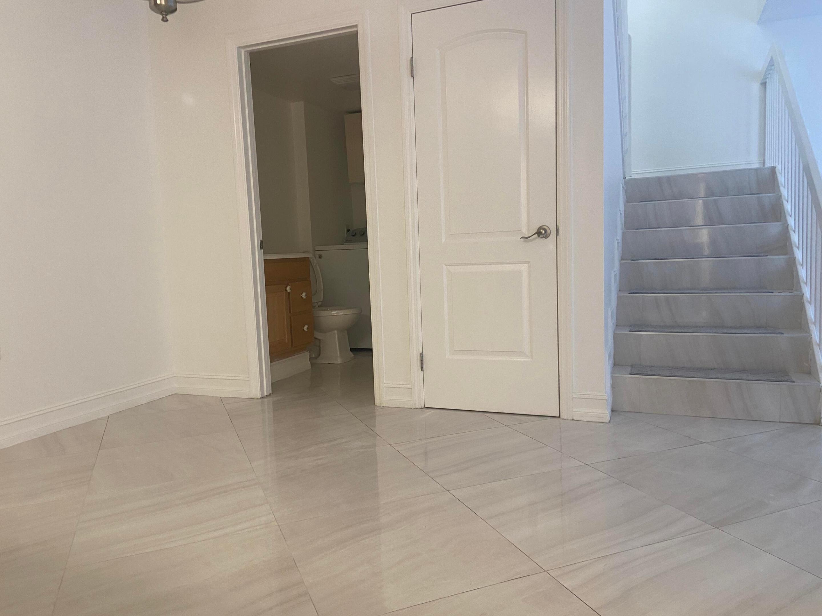 910 9th Way Property Photo 6