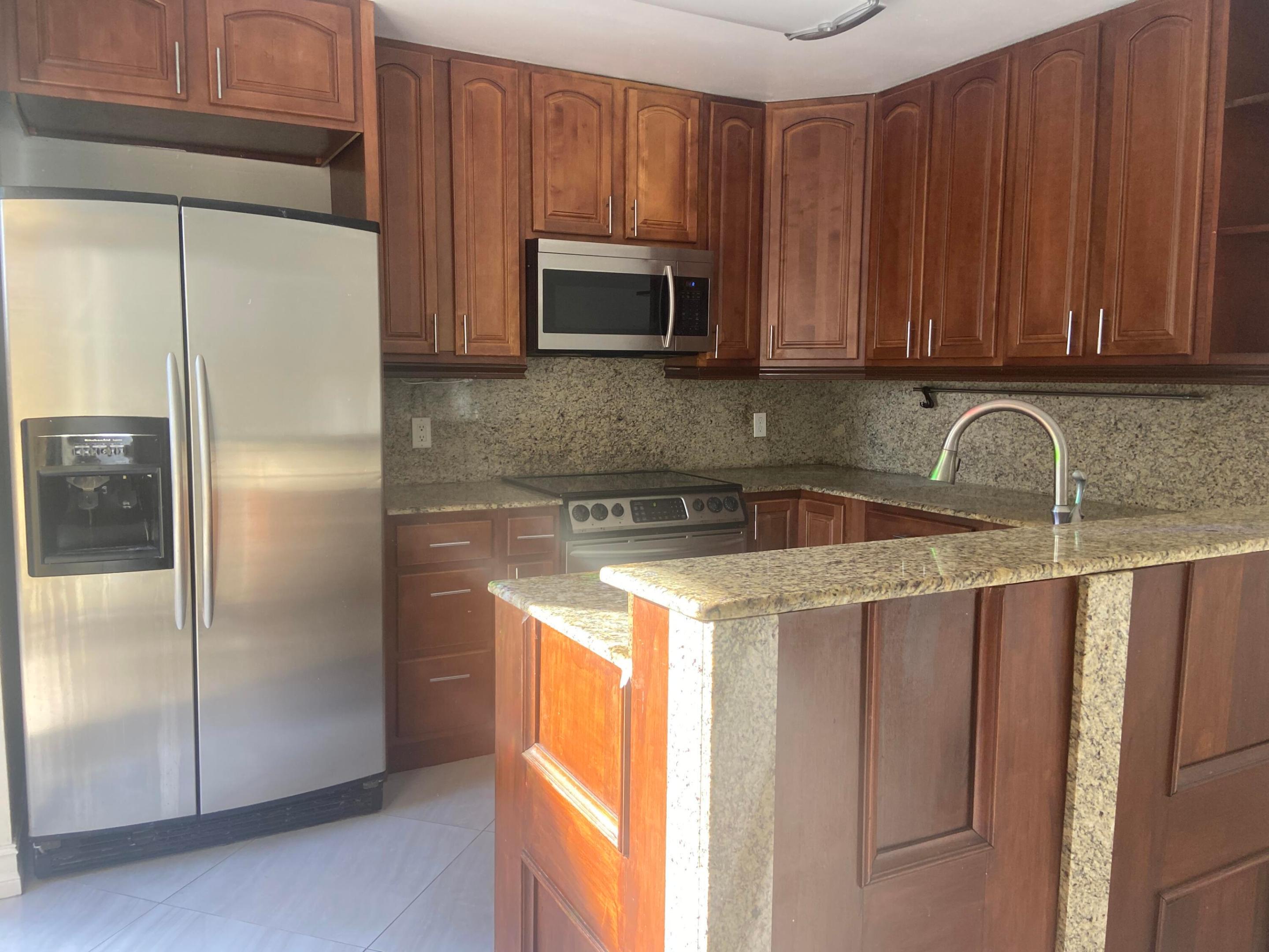 910 9th Way Property Photo 8
