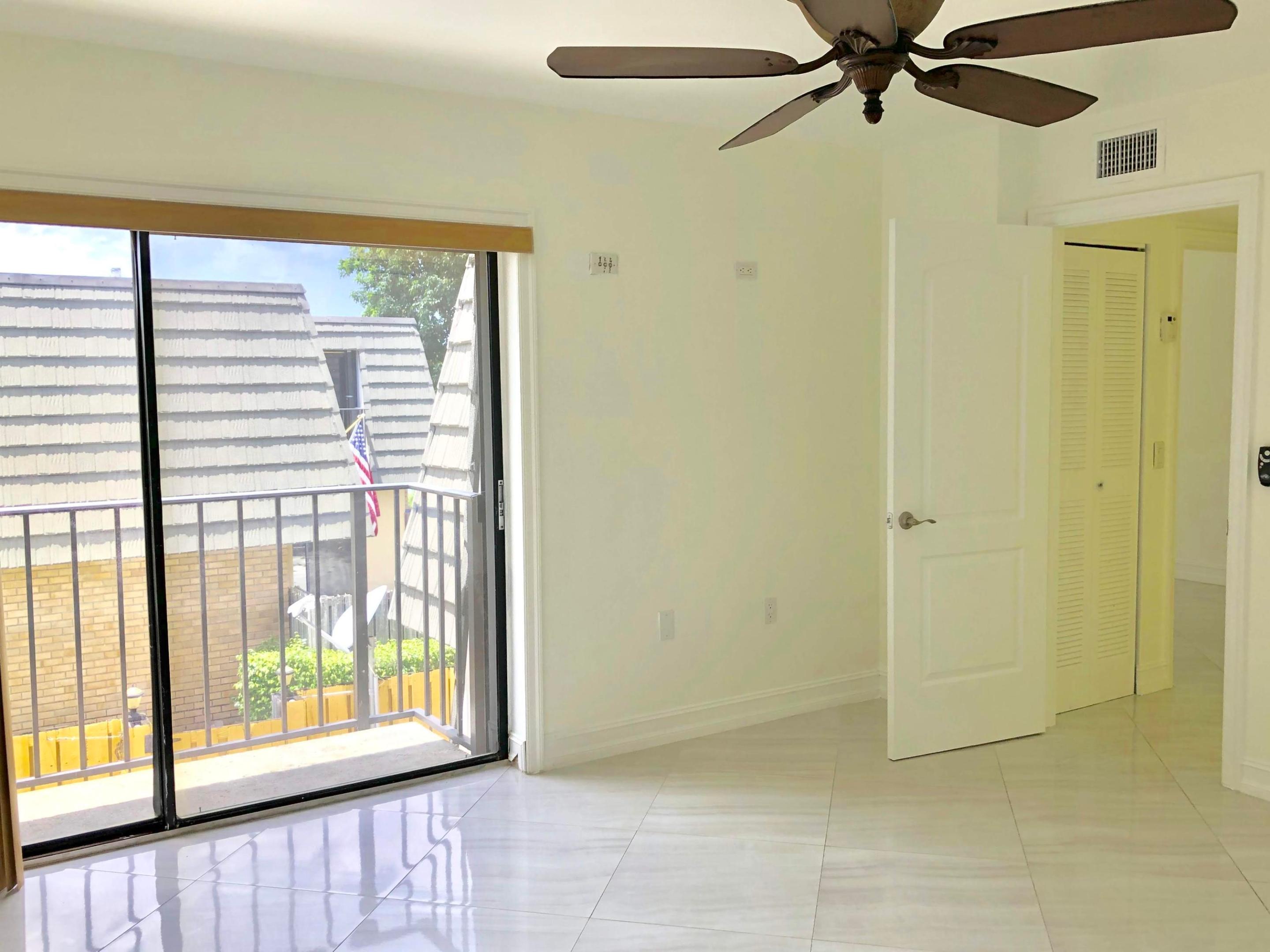 910 9th Way Property Photo 11