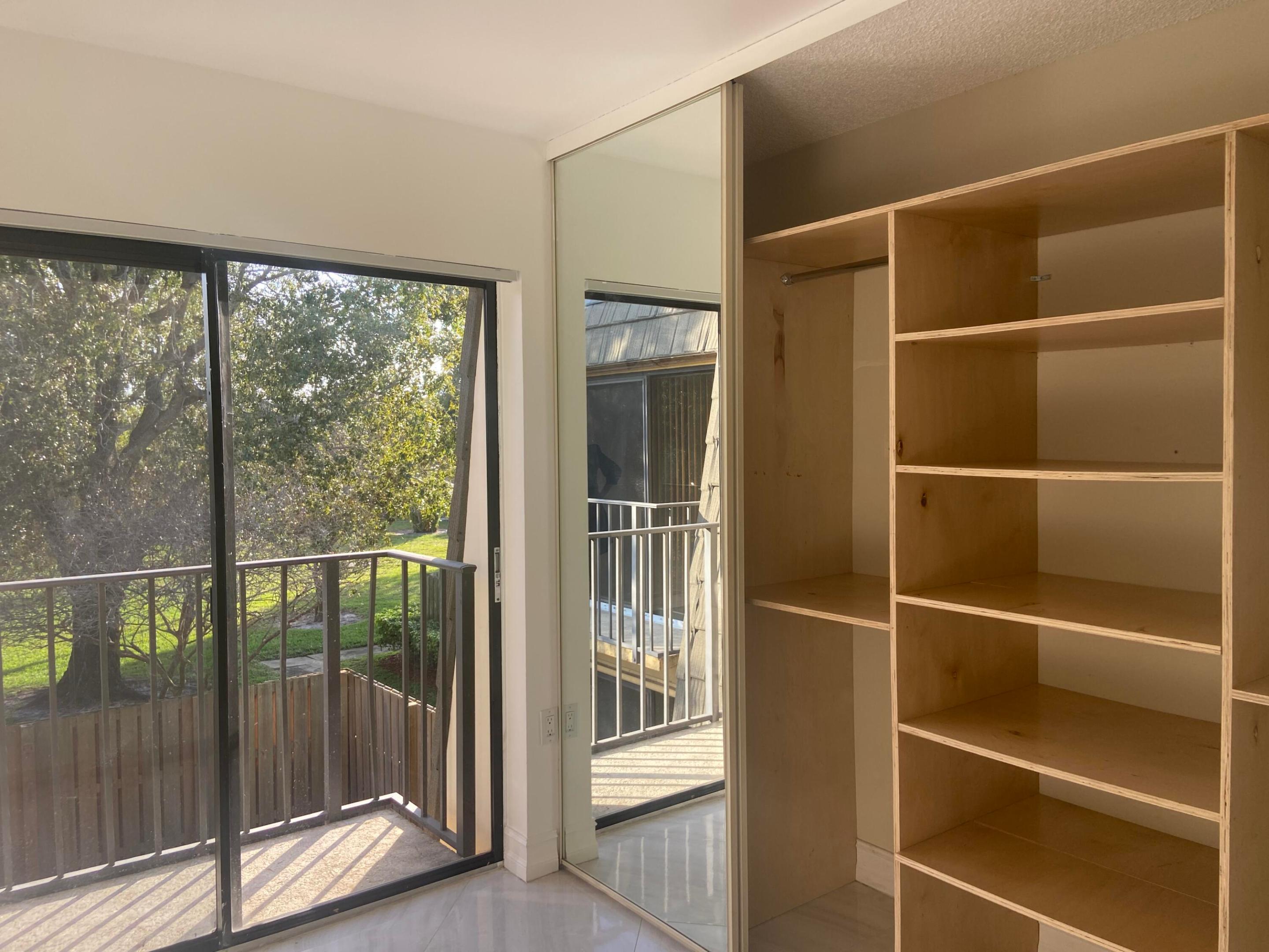 910 9th Way Property Photo 16