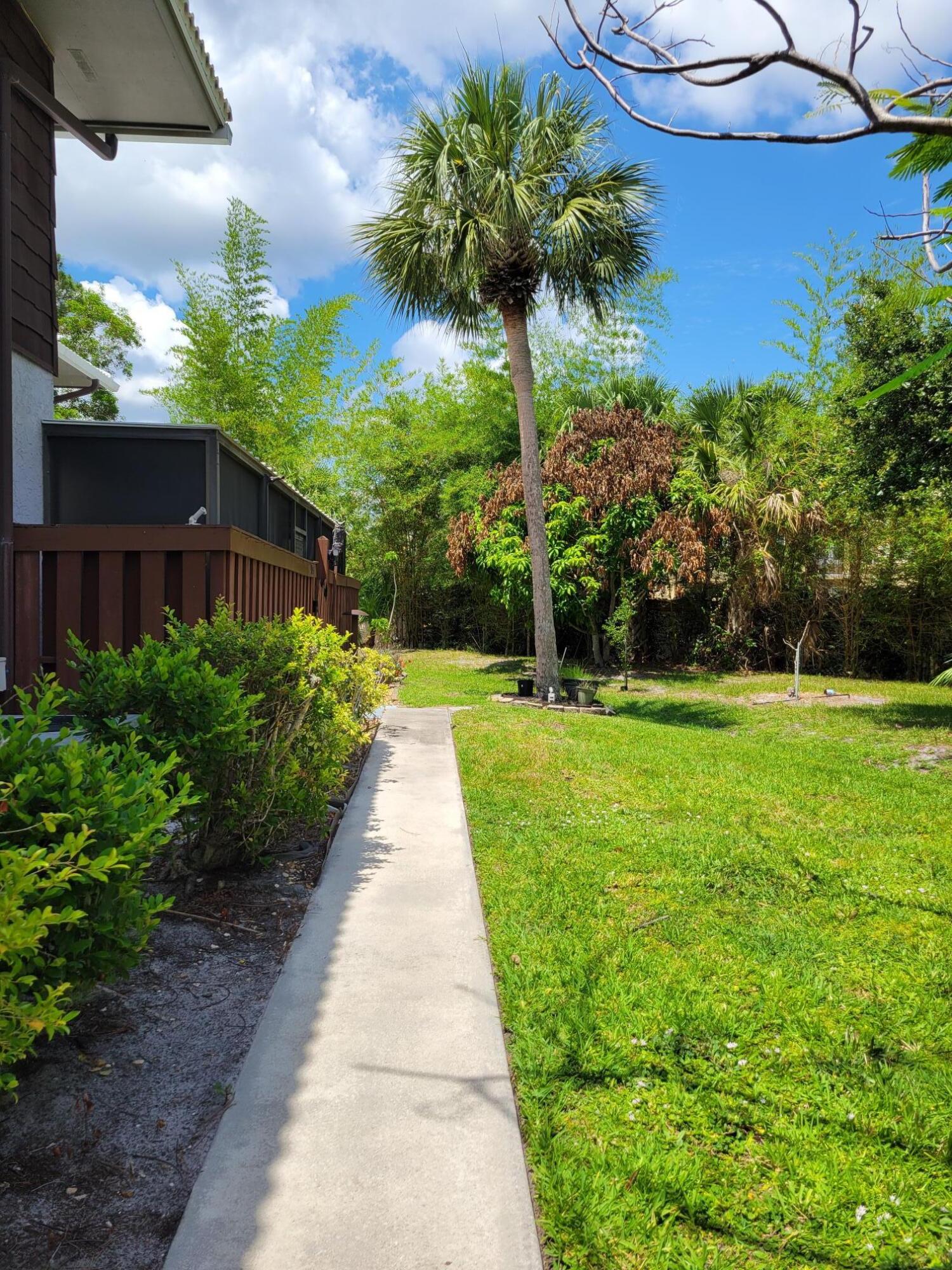 903 Se Camelot Gardens Boulevard Se Property Photo 2