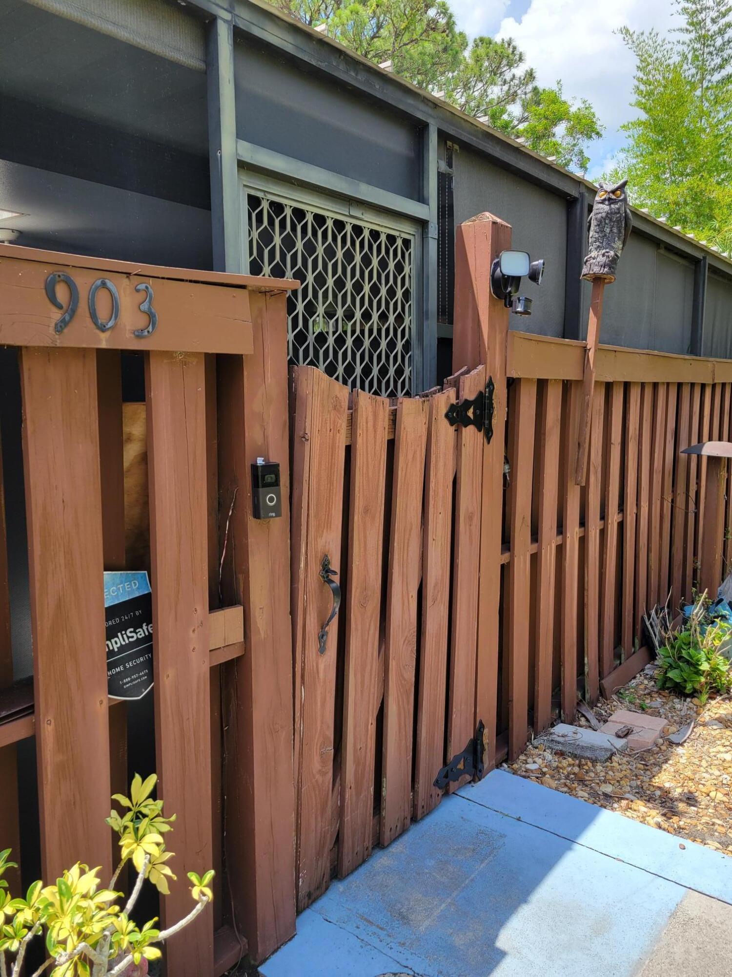 903 Se Camelot Gardens Boulevard Se Property Photo 3