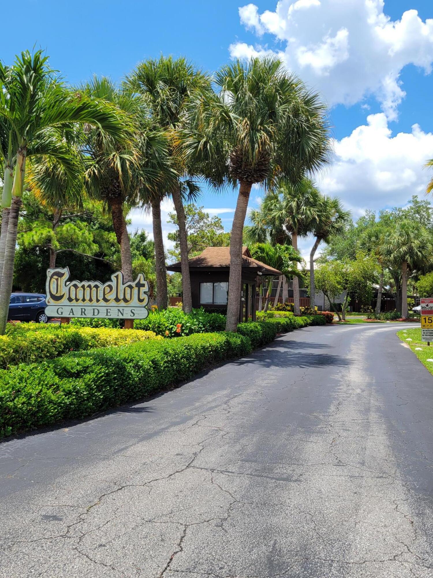 903 Se Camelot Gardens Boulevard Se Property Photo 4
