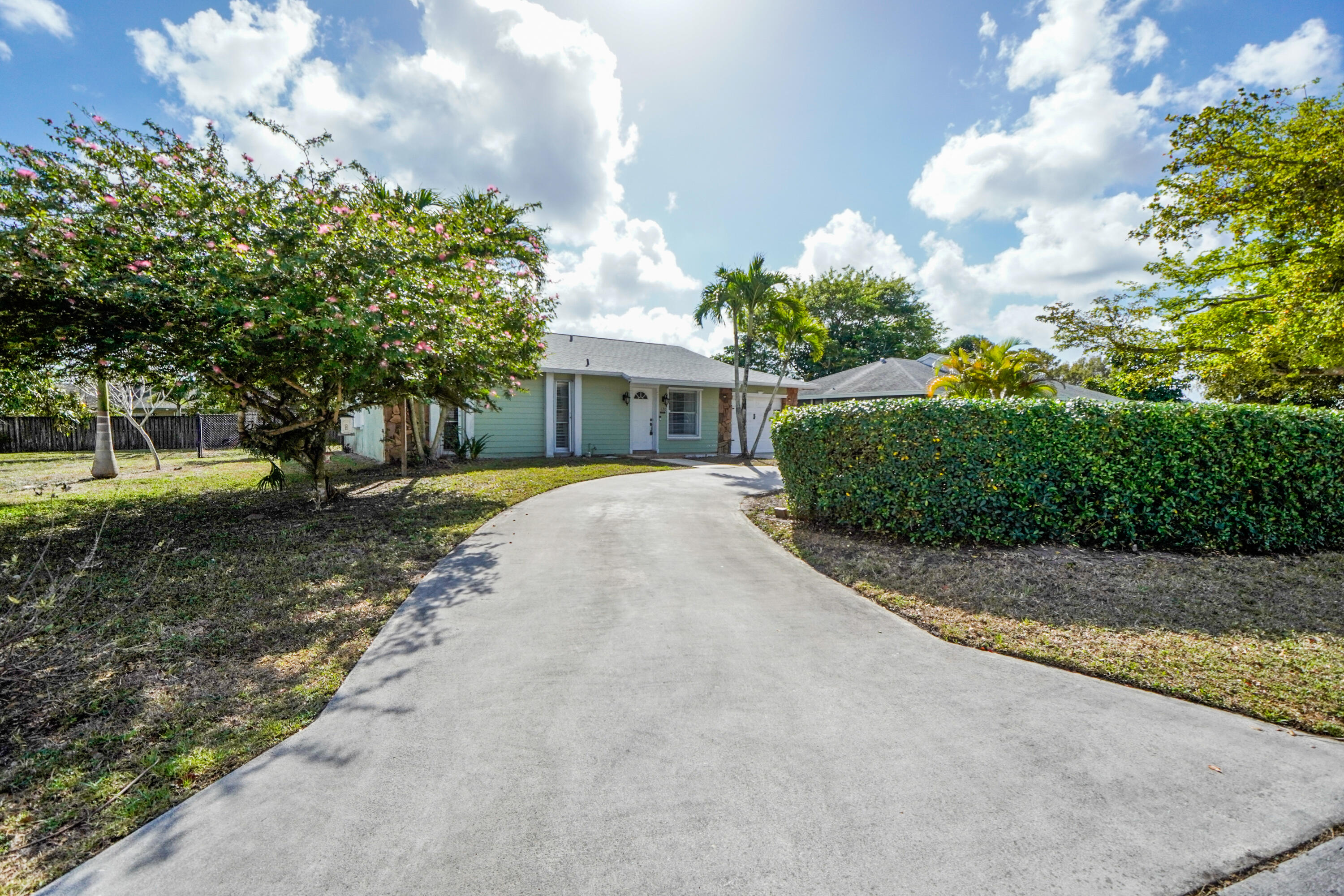 120 Swan Parkway W Property Photo 1