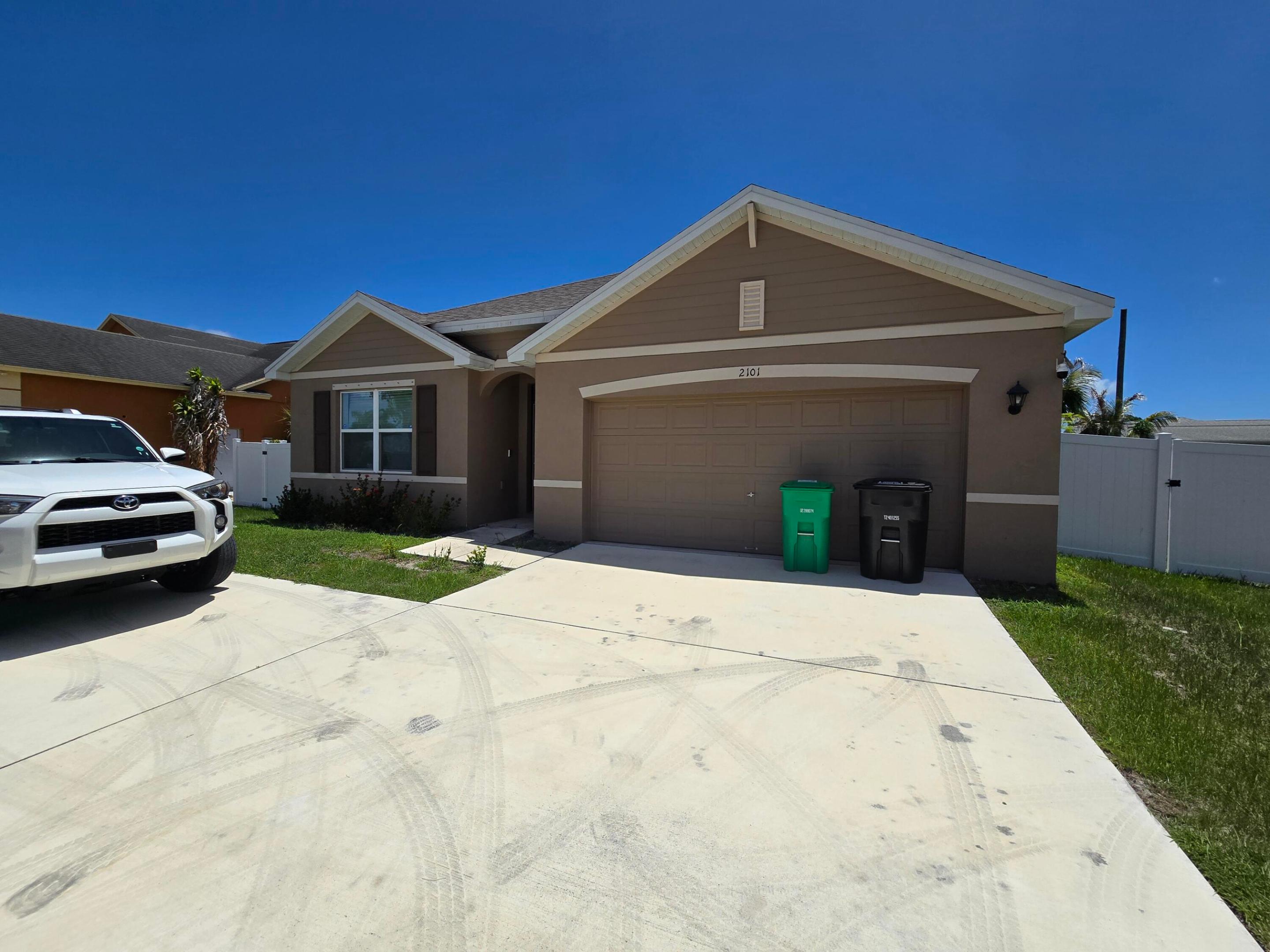 2101 SE Floresta Drive Property Photo 1