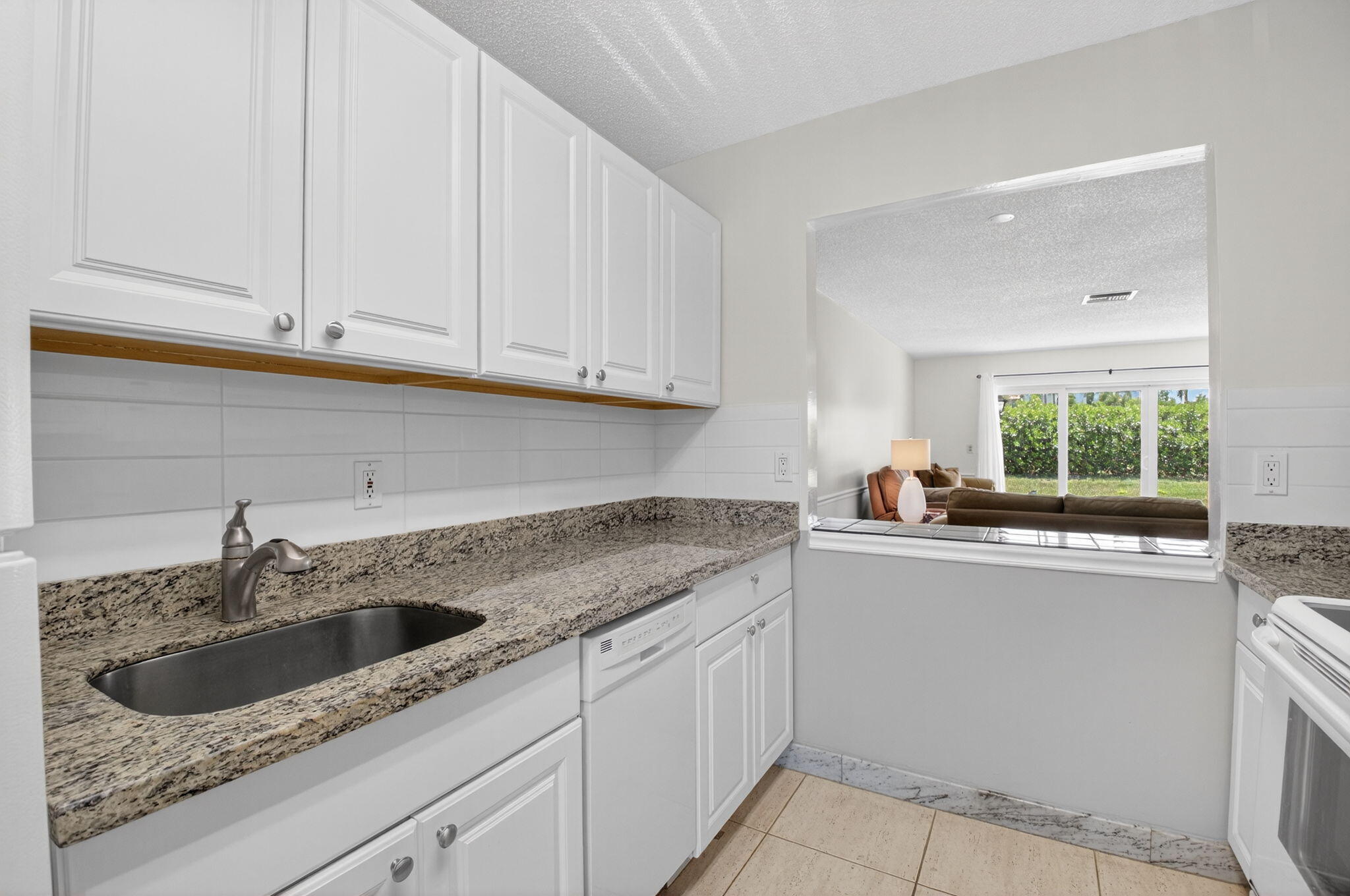 13984 Vía Flora B Property Photo 3