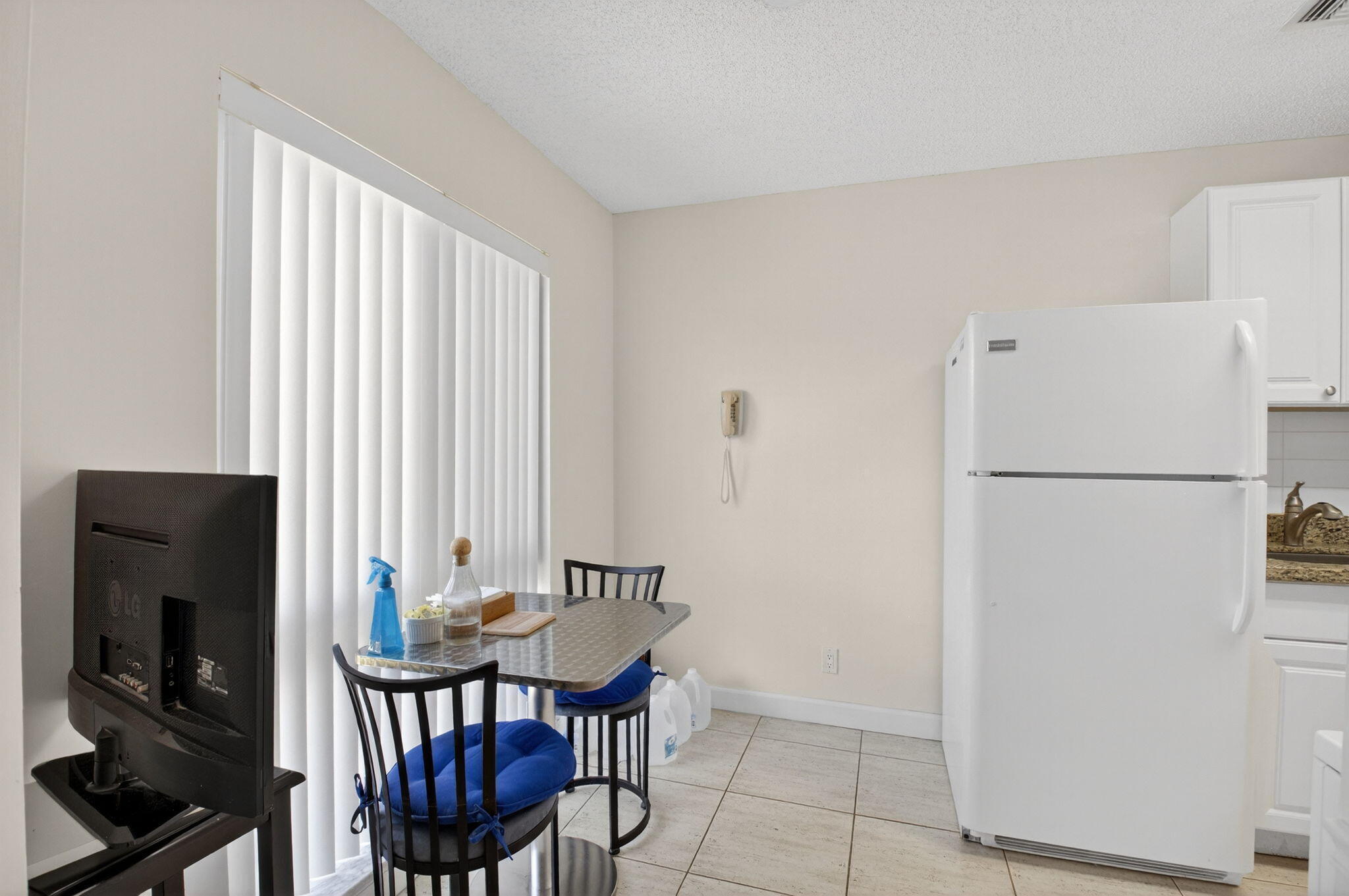 13984 Vía Flora B Property Photo 5