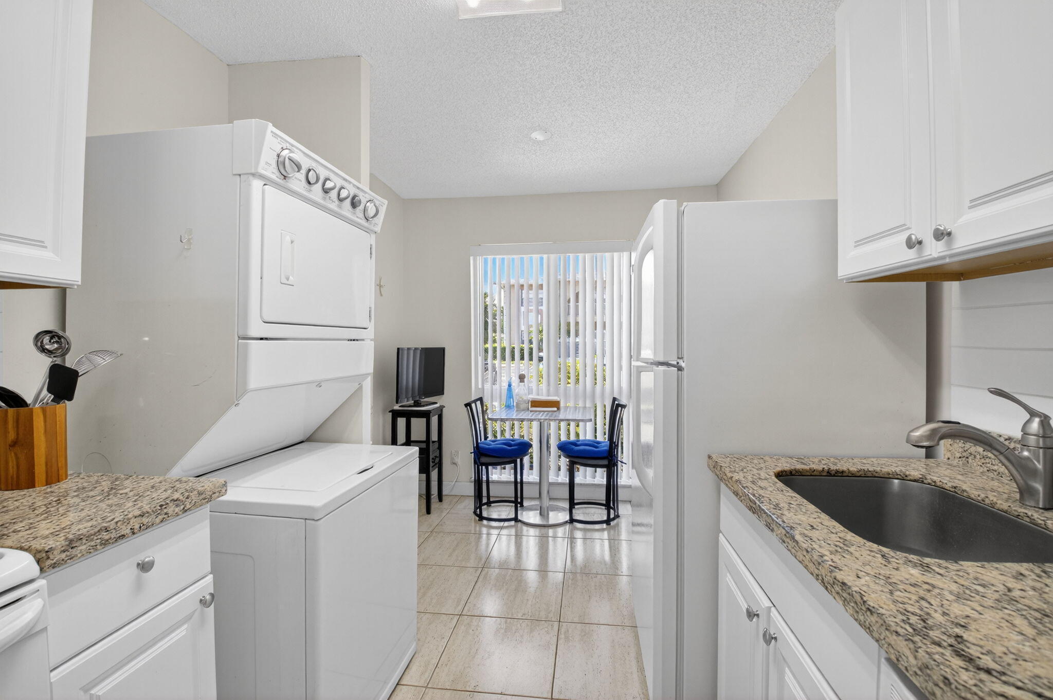 13984 Vía Flora B Property Photo 6