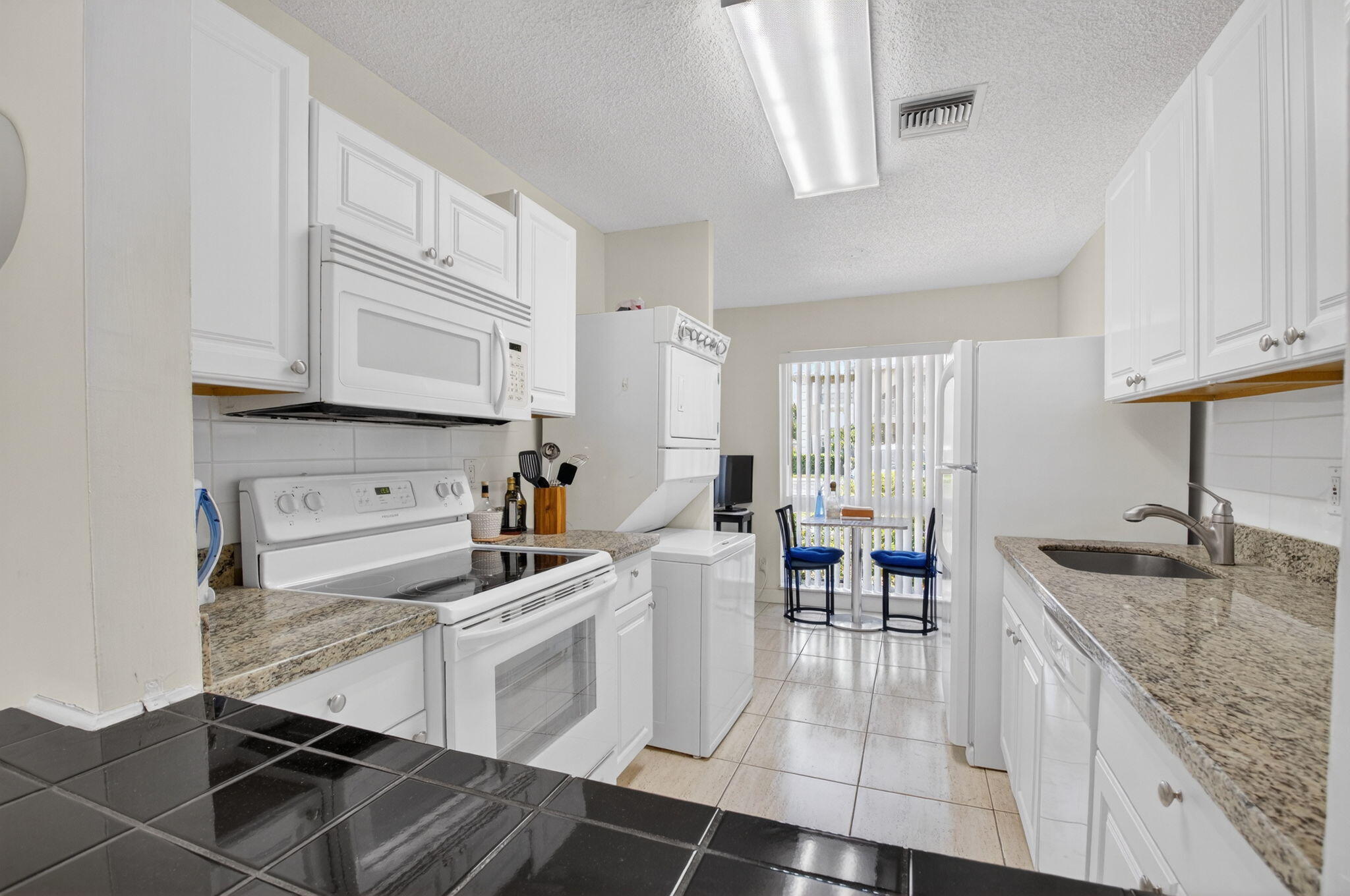 13984 Vía Flora B Property Photo 7