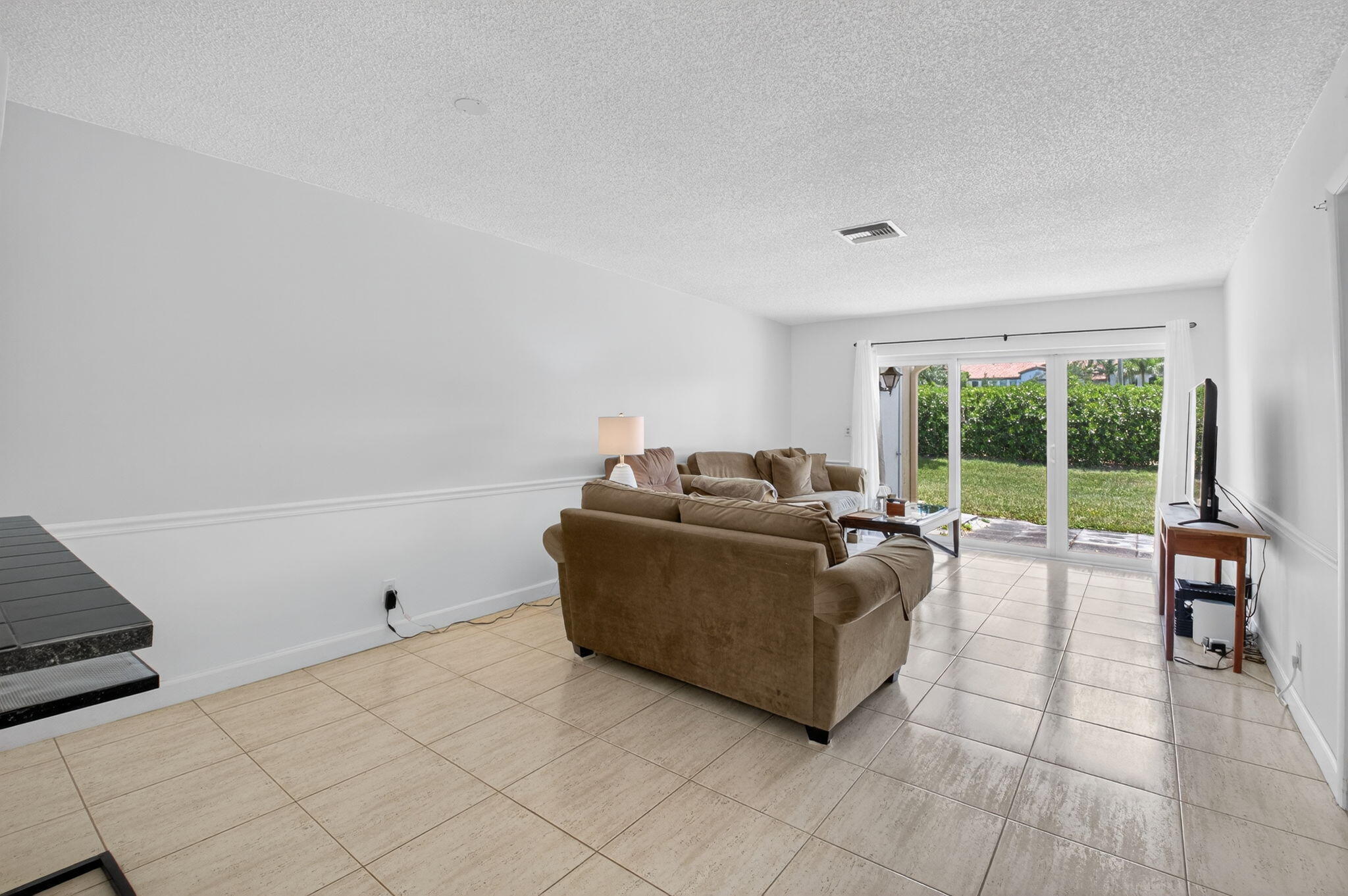 13984 Vía Flora B Property Photo 11