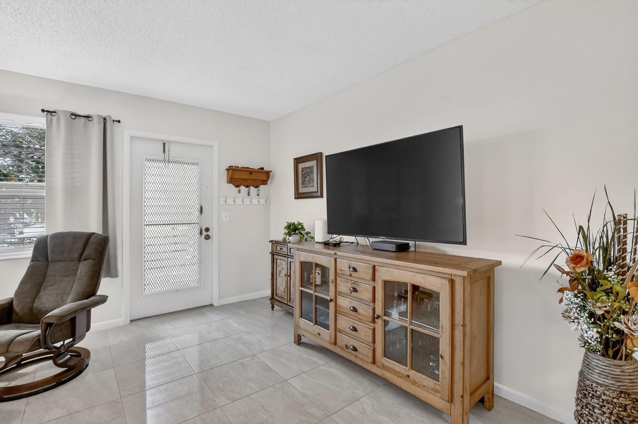 438 Tilford U Property Photo 6