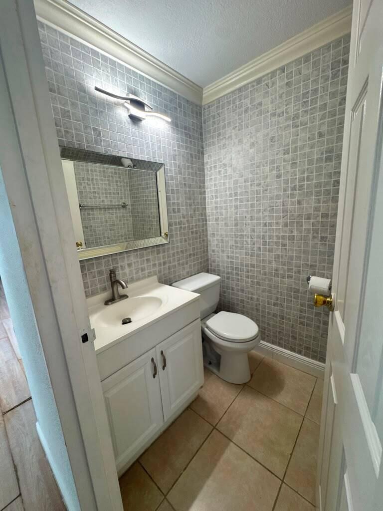710 Monaco O Property Photo 14