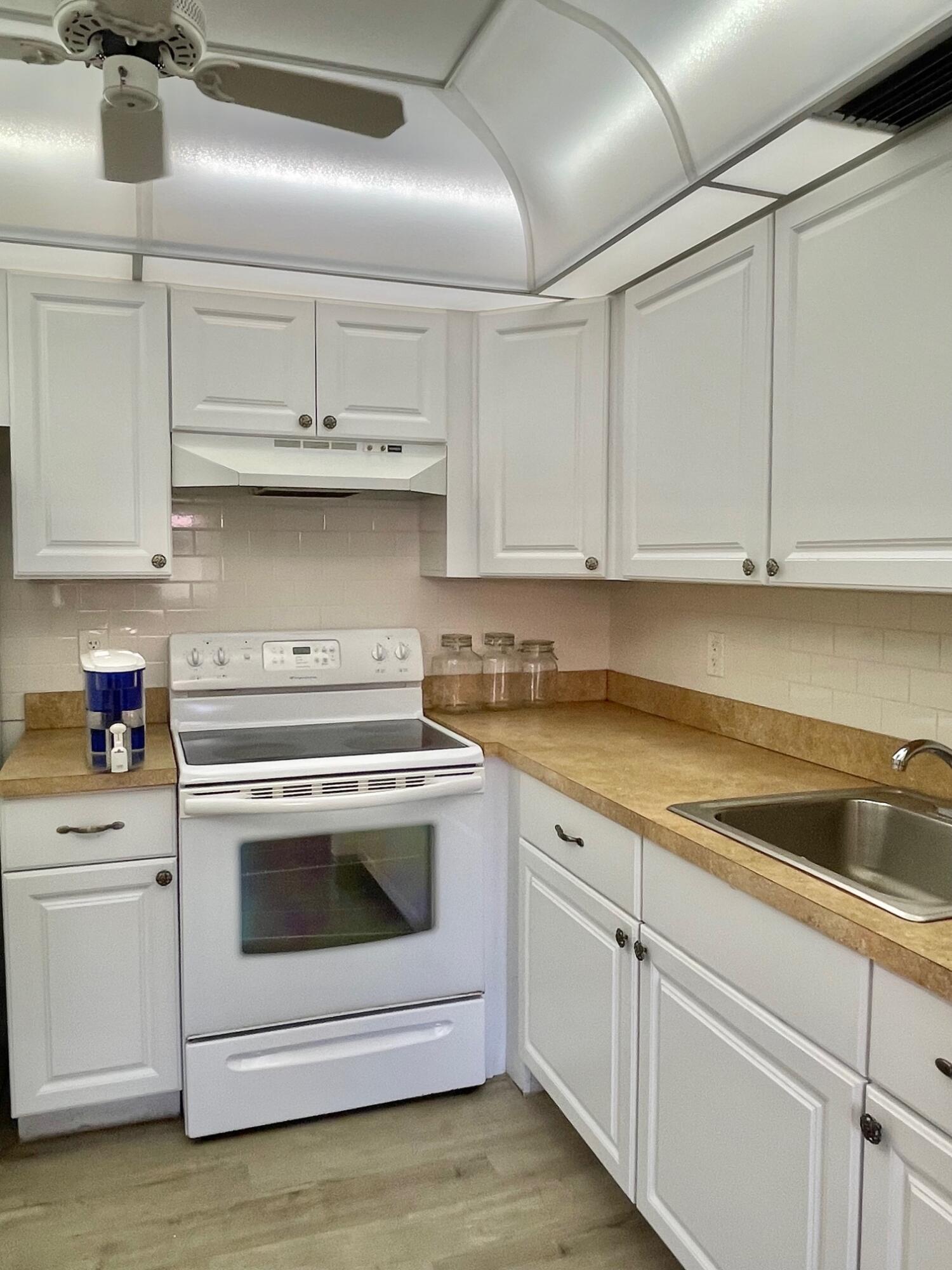 654 Saxony N Property Photo 6