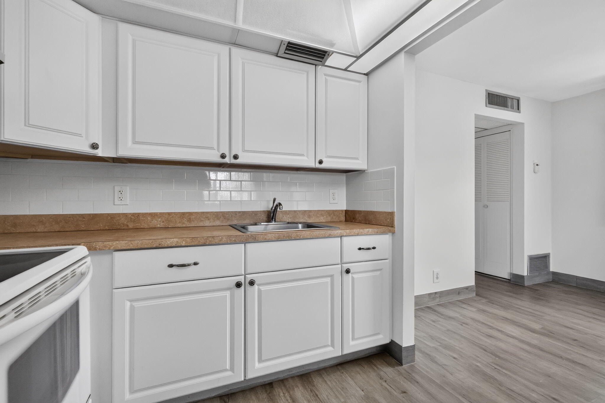 654 Saxony N Property Photo 7