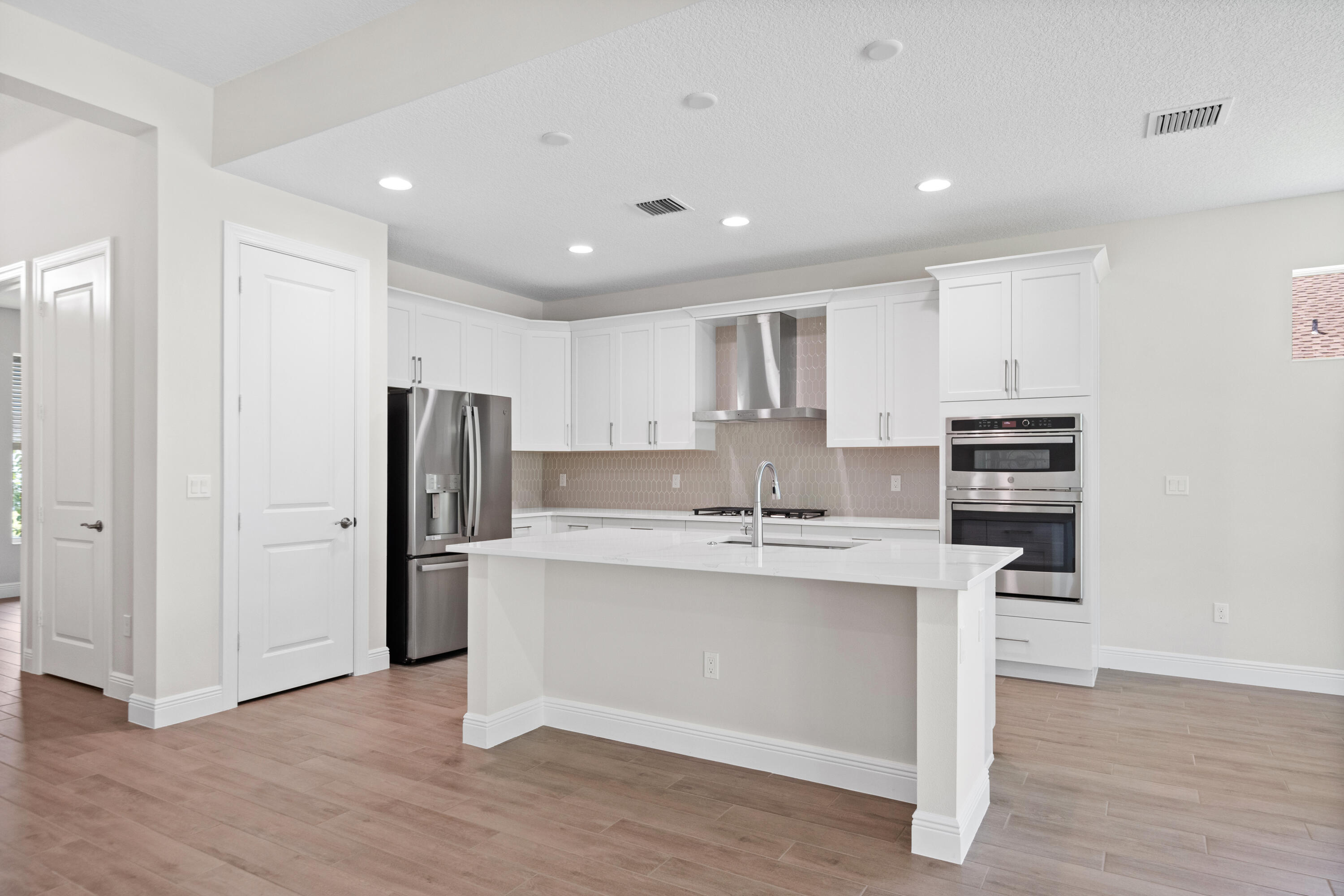 4066 Tower Pointe Way Property Photo 4