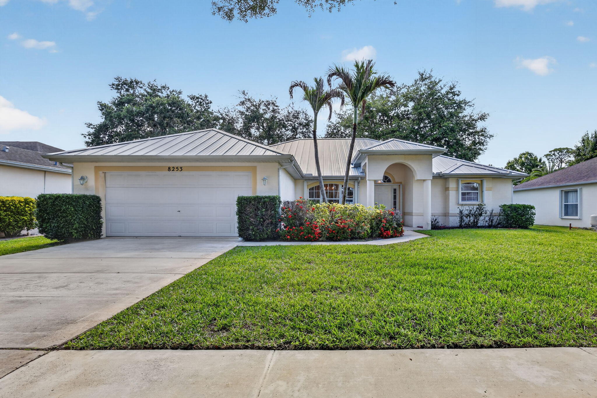 8253 Sand Pine Circle Property Photo 2