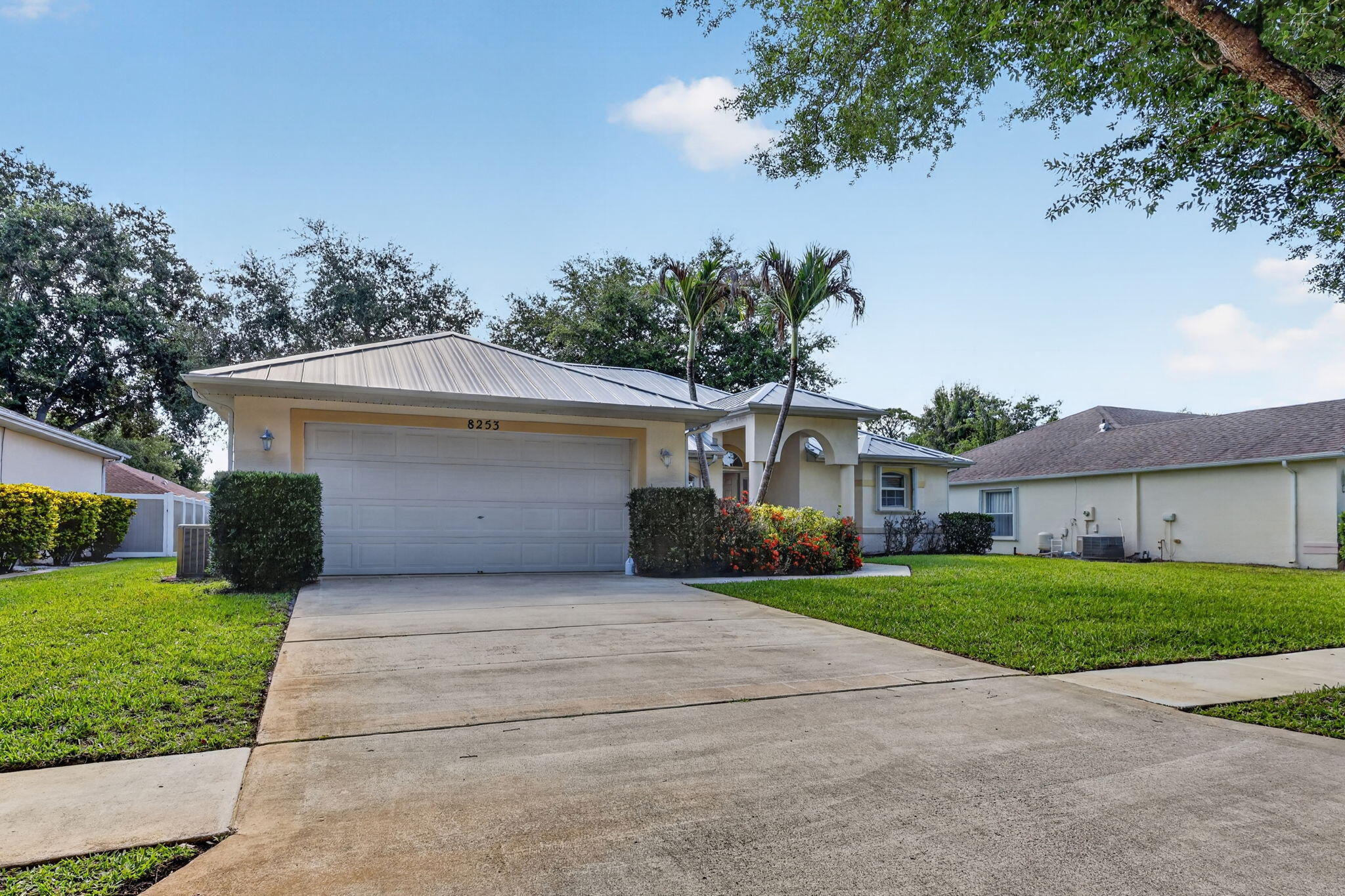 8253 Sand Pine Circle Property Photo 3